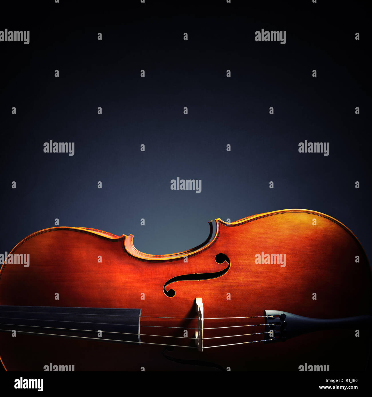Violoncelle sur fond noir avec l'exemplaire de l'espace pour la musique classique ou l'album cd cover Banque D'Images