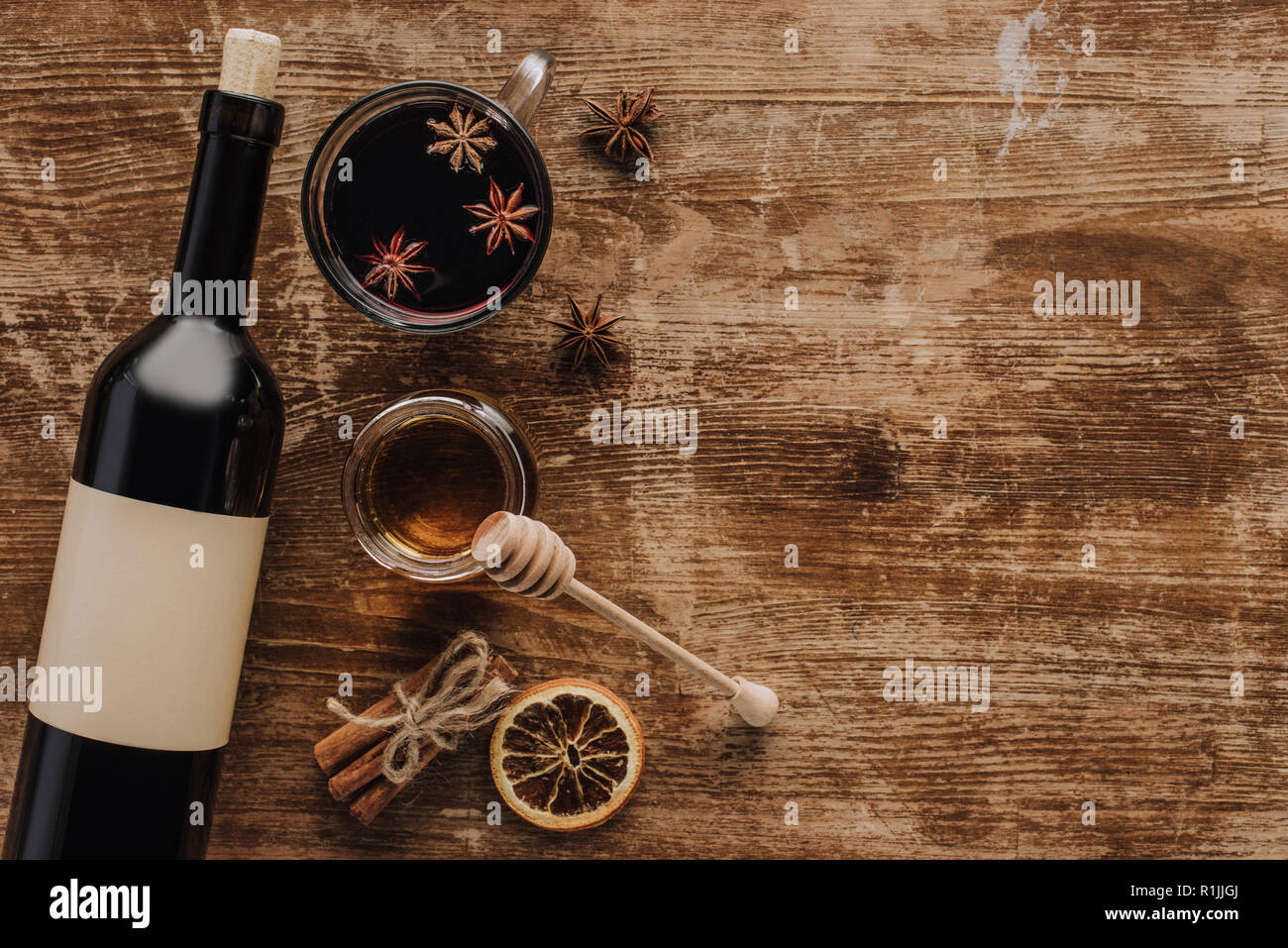 Vue de dessus de vin chaud, le miel et le vin Bouteille sur table en bois Banque D'Images