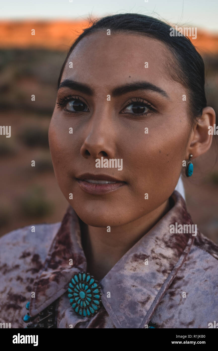 Navajo Robe Femme Indienne Traditionnelle Banque d'image et photos - Alamy