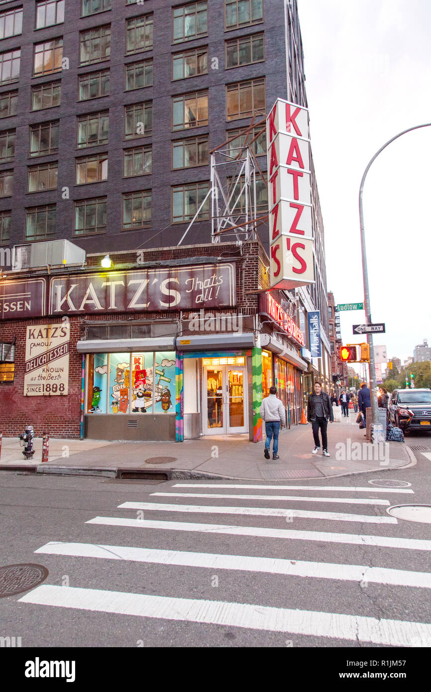 Katz's Deli, Traiteur un diner dans le Lower East Side, Manhattan, New York, N.Y, États-Unis d'Amérique. U.S.A Banque D'Images