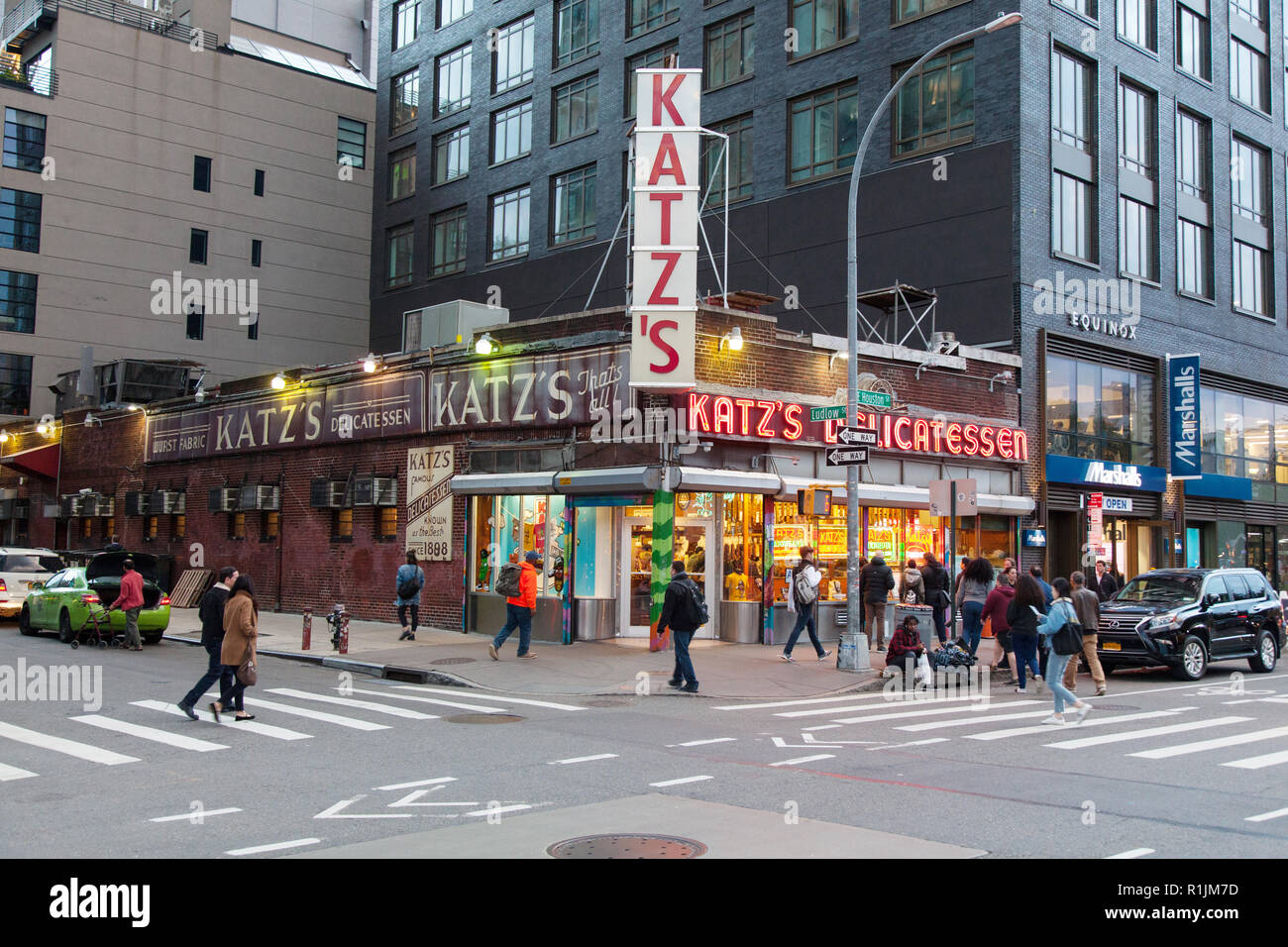 Katz's Deli, Traiteur un diner dans le Lower East Side, Manhattan, New York, N.Y, États-Unis d'Amérique. U.S.A Banque D'Images