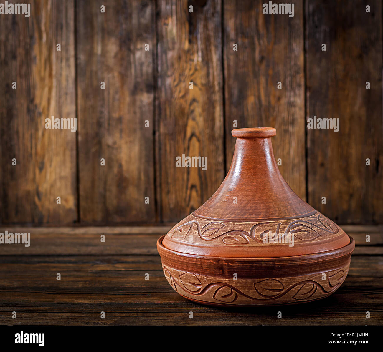 Tajine marocain (récipient pour la cuisson) sur une table en bois. Copy space Banque D'Images