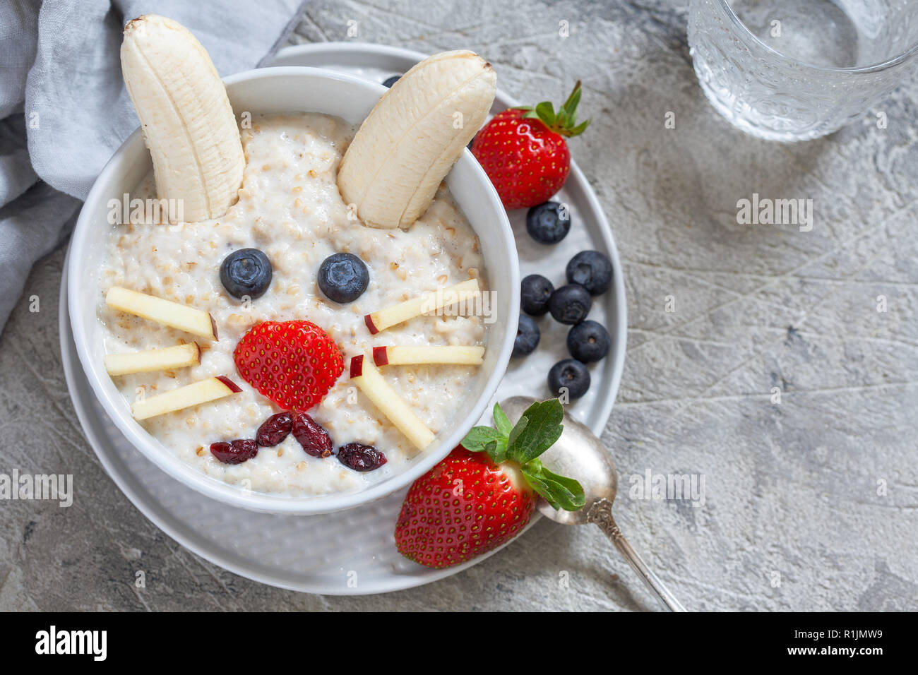 Lapin de Pâques , petit déjeuner porridge pour enfants art alimentaire Banque D'Images