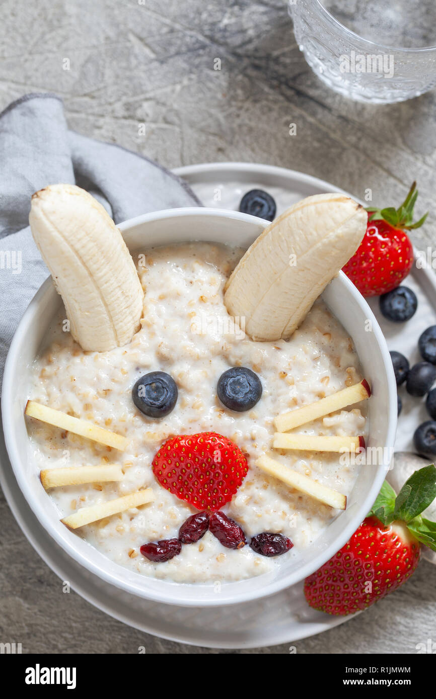 Lapin de Pâques , petit déjeuner porridge pour enfants art alimentaire Banque D'Images