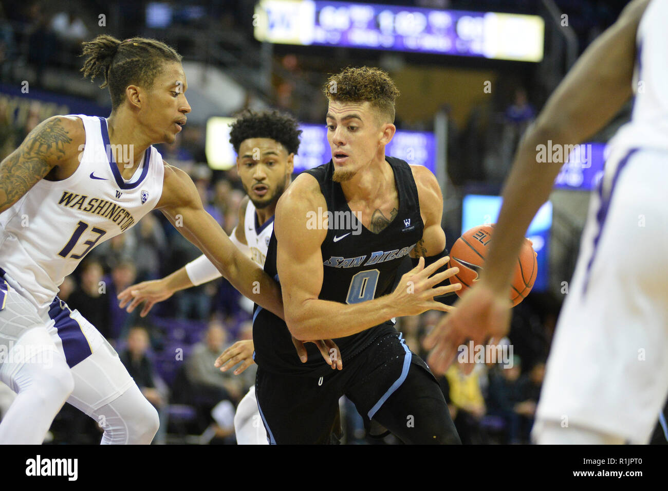 Seattle, Washington, USA. 12Th Nov, 2018. Ésaïe Pineiro (0) disques durs au hoop contre Hameir Wright (13) au cours d'un match NCAA entre les Huskies de Washington et l'Université de San Diego. Le jeu a été joué à Hec Ed Pavilion à Seattle, WA. Jeff Halstead/CSM/Alamy Live News Banque D'Images