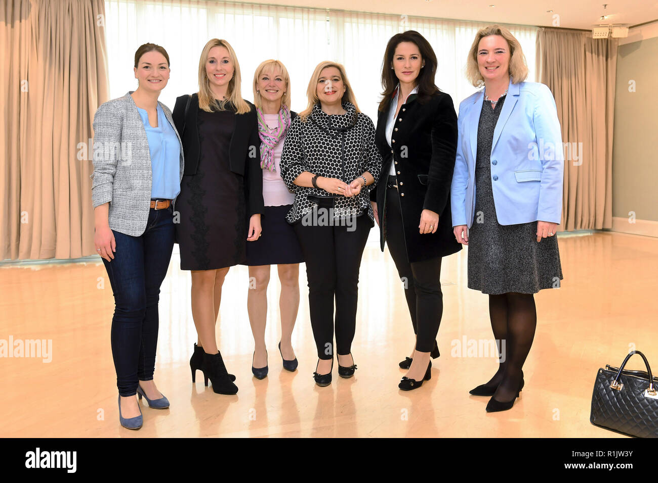 13 novembre 2018, Bavaria, Munich : les 6 femmes dans le nouveau cabinet, Judith Gerlach (CSU, l-r), Ministère de l'État Affaires Numériques, Anna Stolz (gratuit) électeurs, Secrétaire d'État au Ministère de l'éducation et de la Culture, Carolina Trautner (CSU), Secrétaire d'État dans l'État Ministère de la famille, du travail et des affaires sociales, Melanie Huml (CSU), Ministre d'État à la santé et aux soins, Michaela Kaniber (CSU), Ministre d'État pour l'alimentation, l'Agriculture et des forêts, et Kerstin Schreyer (CSU), Ministre d'Etat chargé de la famille, du travail et des affaires sociales, se réunira pour la première fois à l'État Chanceller Banque D'Images