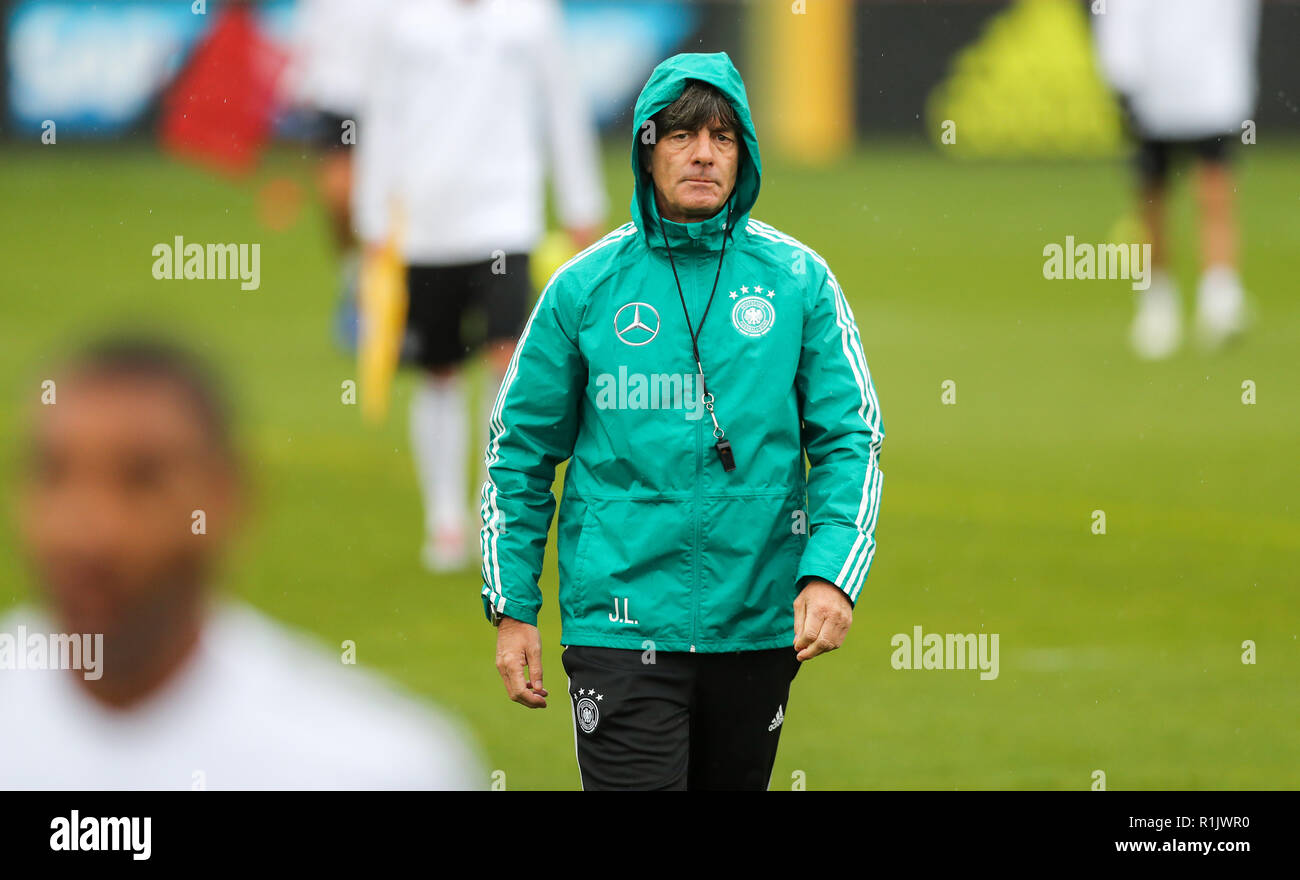 13 novembre 2018, Saxe, Leipzig : Soccer : l'Allemagne, l'équipe nationale de formation avant le match international contre la Russie (15.11.) dans la Red Bull Academy Leipzig. L'entraîneur national Joachim Löw franchit le cap de la pluie pendant la séance de formation. Photo : Jan Woitas/dpa-Zentralbild/dpa Banque D'Images