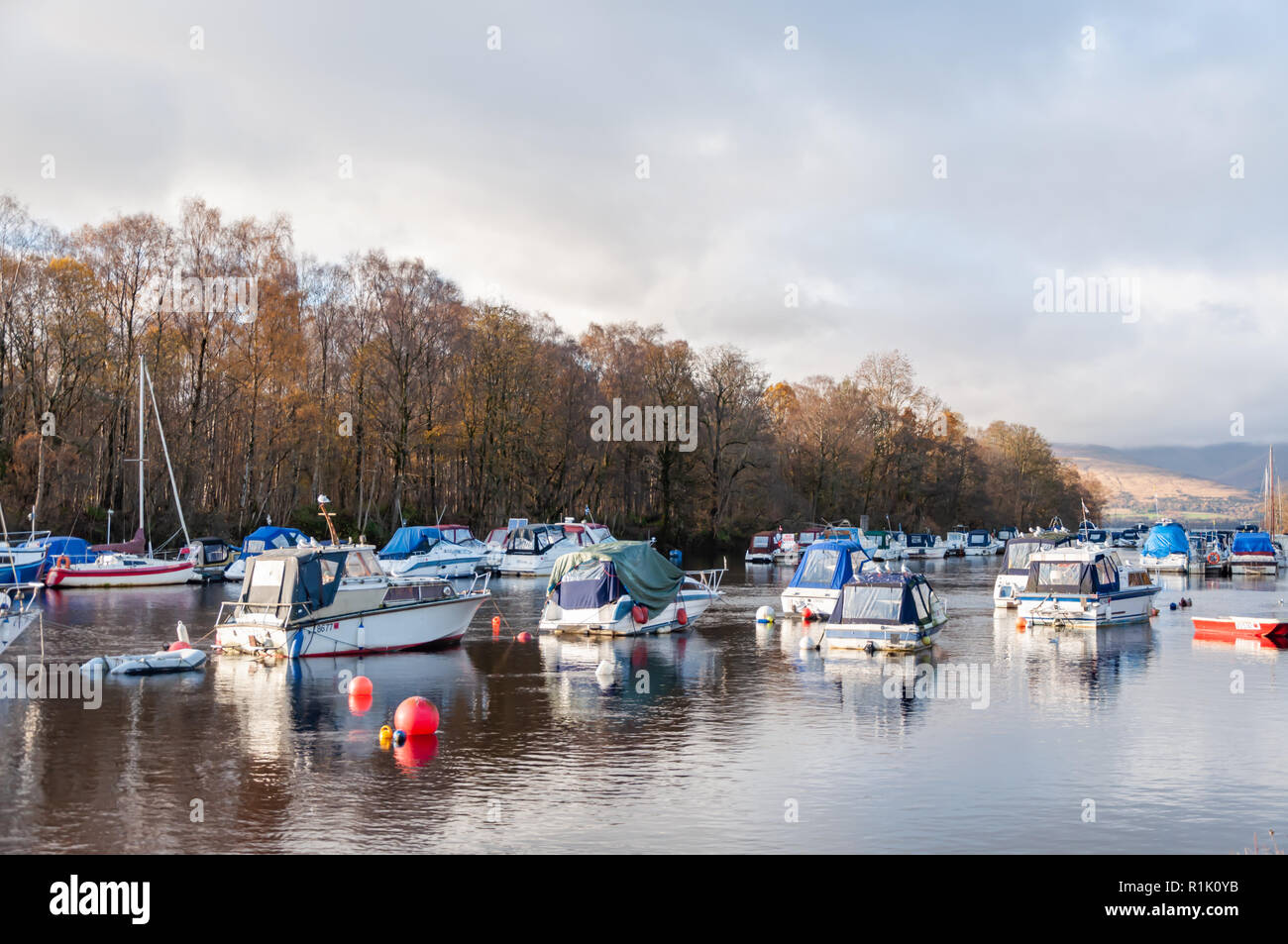 Balloch, Ecosse, Royaume-Uni. 13 novembre, 2018. Météo britannique. Balloch Marina et de la rivière Leven au cours du soleil et de douches sur une froide après-midi dans la ville de Ploubazlanec sur la rive sud du Loch Lomond. Credit : Skully/Alamy Live News Banque D'Images