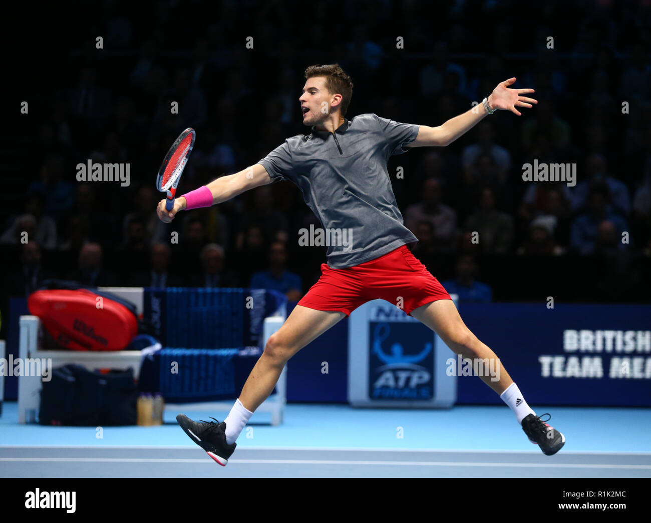 Londres, Royaume-Uni. 13 novembre, 2018. Dominic Thiem (AUT) contre Roger Federer (SUI) au cours de la troisième journée des célibataires de l'ATP World Tour Finals Nitto a joué à l'O2 Arena, Londres le 13 novembre 2018. Action Crédit photo : Crédit photo Action Sport Sport/Alamy Live News Banque D'Images