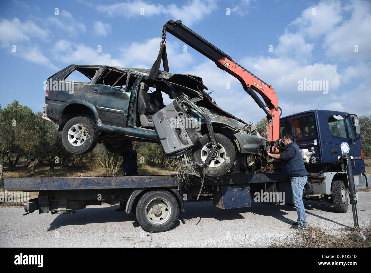 La ville de Thessalonique, Grèce. 13Th Nov 2018. Une dépanneuse de la police grecque déplace la voiture s'est écrasé. Une femme migrante est mort et neuf autres personnes ont été blessées après qu'une voiture transportant des migrants qui sont entrés illégalement en Grèce en provenance de Turquie s'est écrasé lors d'une poursuite policière, près du village d'Analipsi 40km au nord-est de la ville de Thessalonique. Credit : Giannis Papanikos/ZUMA/Alamy Fil Live News Banque D'Images