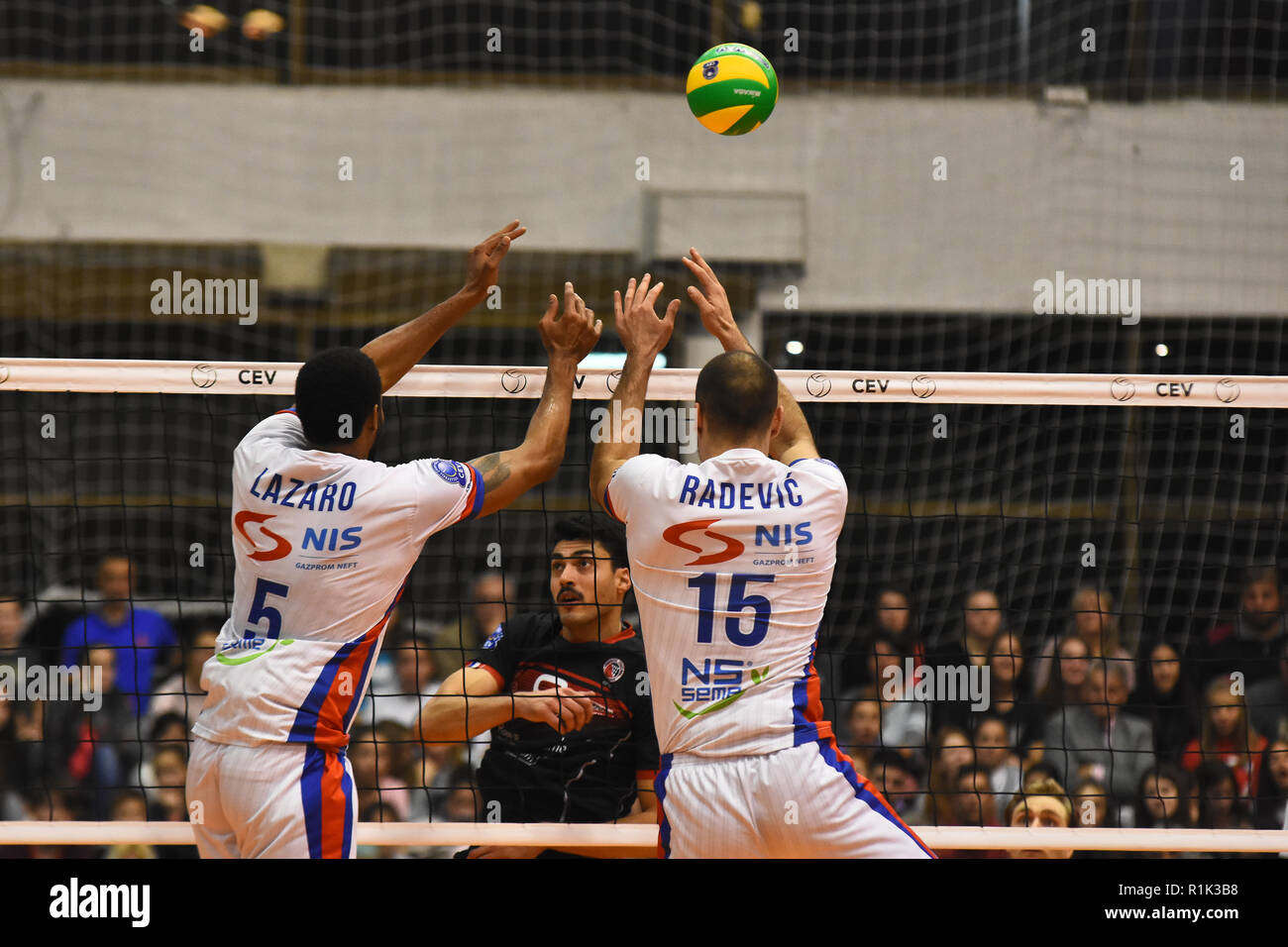 Novi Sad, Serbie 13 novembre 2018 ligue des champions de volley-ball CEV troisième tour de qualifications correspondent à la Voïvodine entre NS Seme(Serbie) et Chaumont VB 52 HM(France) photo Nenad Mihajlovic Crédit : Nenad Mihajlovic/Alamy Live News Banque D'Images