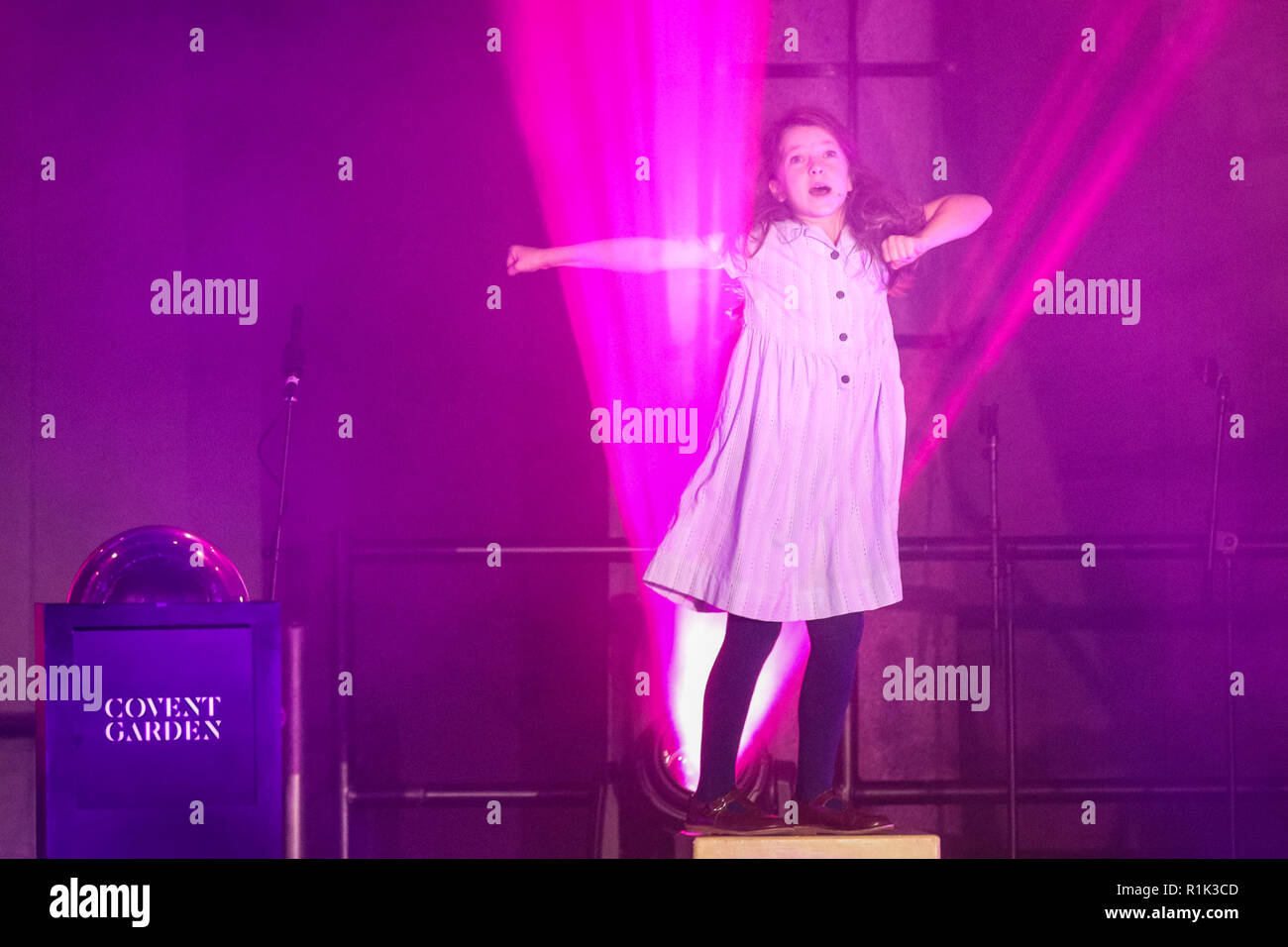 Covent Garden, London, UK, le 13 Nov 2018. Le rôle-titre de jeune artiste de Matilda. Paloma Faith allume les lumières de Noël de Covent Garden dans la célèbre Piazza, tandis que le choeur et le royaume de l'entreprise Ã la Matilda encore de divertir la foule. Covent Garden est une couche de neige de novembre avec beaucoup de (faux) neige descendre sur des centaines de spectateurs qui ont tourné vers le haut. Credit : Imageplotter News et Sports/Alamy Live News Banque D'Images
