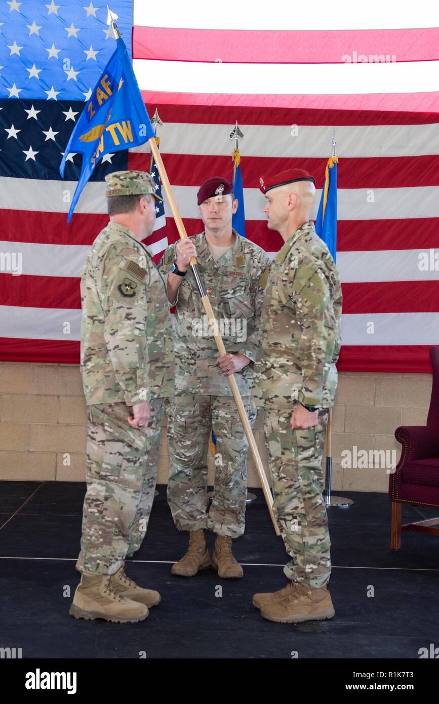 Le major-général Timothy J. Leahy, Deuxième armée de l'air, commandant de la base aérienne de Keesler, donne du Mississippi le commandement de la guerre spéciale (Aile de formation SWTW), Joint Base San Antonio-Medina Base, Texas au colonel James 'parcs' Hughes lors de la cérémonie d'activation, le 10 octobre 2018. L'SWTW unifie les ressources, la formation, et de plaidoyer pour construire Special Warfare aviateurs pour le futur champ de bataille, en se concentrant sur le système d'arme. Banque D'Images