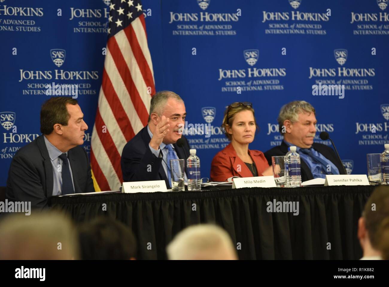 Membre du conseil d'innovation Défense Milo Medin, vice-président des services sans fil chez Google, prend la parole à une assemblée publique du conseil, à l'Université Johns Hopkins School of Advanced International Studies, Washington, D.C., le 10 octobre 2018. Le Conseil d'innovation de la Défense, qui présente des recommandations au ministre de la défense et d'autres hauts responsables de la défense, est un organisme fédéral comité consultatif qui a été lancé en avril 2016 avec un mandat de deux ans, le mandat est renouvelable. Banque D'Images