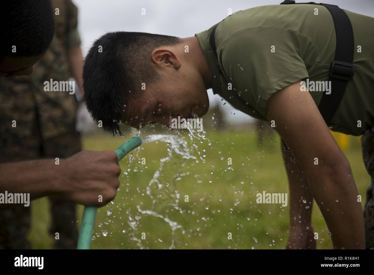 Lance le Cpl. Terry Wong se lave d'oléorésine hors de son visage après avoir terminé une augmentation de la sécurité active (SAF) événement de formation le 11 octobre 2018 sur le Camp Kinser, Okinawa, Japon. La SAF Marines pratiqué les procédures de traitement des détenus et les armes non létales tactique après être aspergé d'aérosol capsique pour apprendre à travailler efficacement et assurer la sécurité tout en étant touchés par la pulvérisation. SAF marines sont formés afin d'augmenter et d'aider les forces de sécurité de base au Marine Corps Base Camp Butler. Wong, originaire de San Francisco, Californie, est une masse de combat communicator avec 3e Banque D'Images