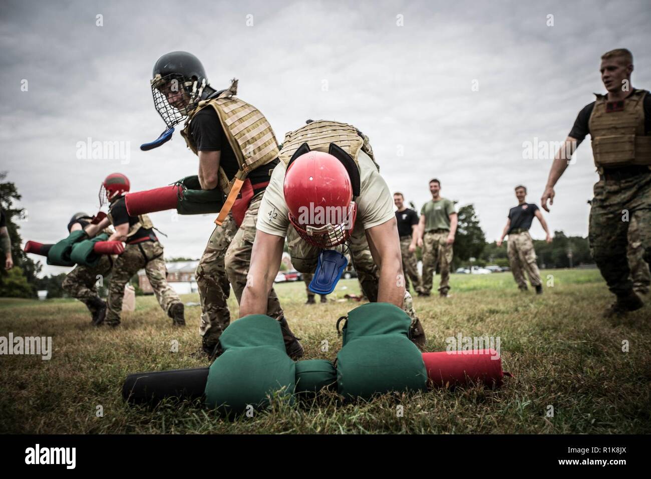 Royal Marines britanniques avec L Co, 42 Commando, participer à des combats au bâton pugilistique vous intéresse au centre d'excellence des arts martiaux (MACE), Quantico, en Virginie, Oct 5, 2018. Au cours de leur visite, les Royal Marines a également terminé un forage shamrock et sparing libre qui a été dirigé par l'instructeur en arts martiaux formateurs affectés à la masse. Banque D'Images