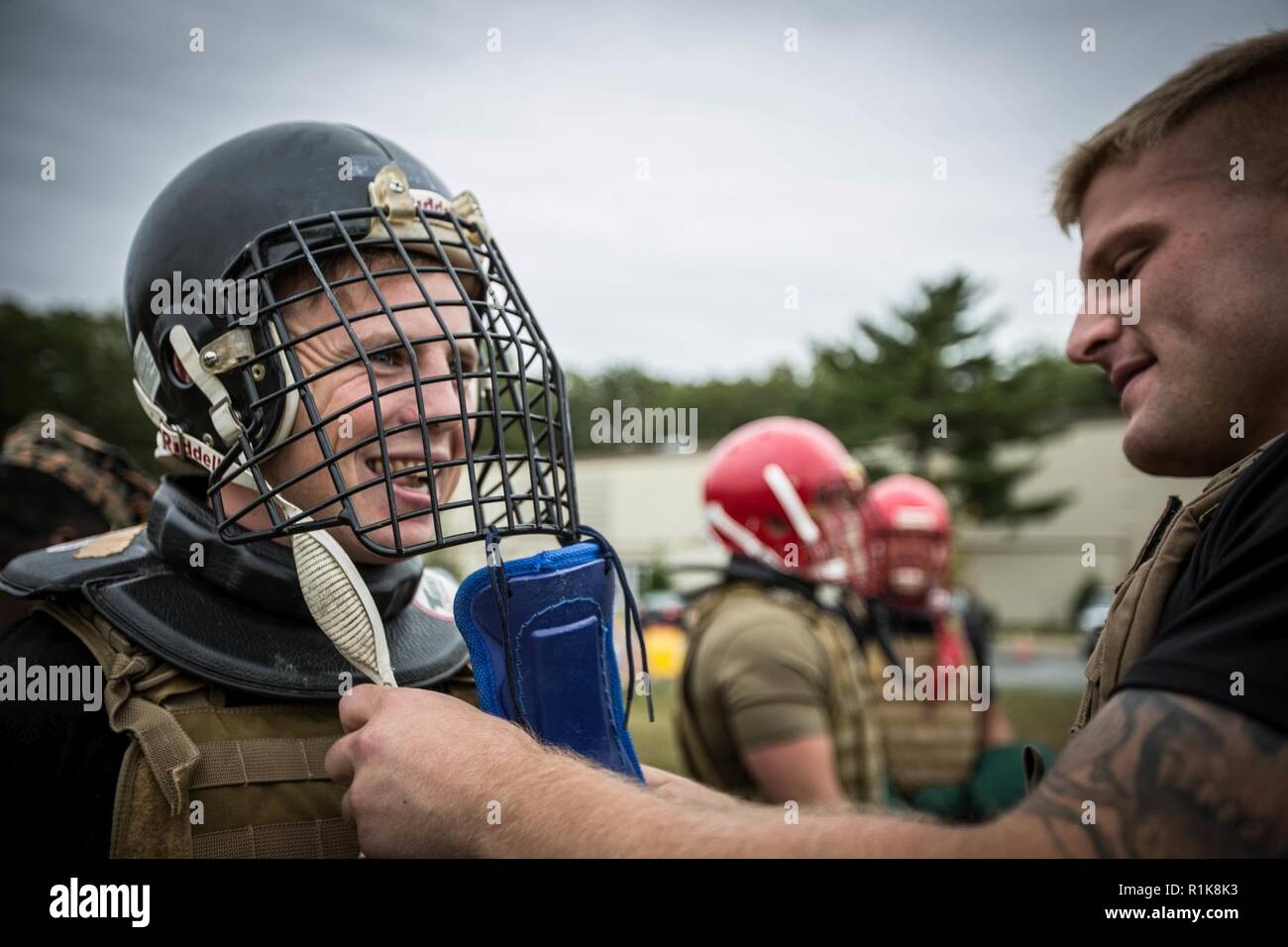 Royal Marines britanniques avec L Co, 42 Commando, participer à des combats au bâton pugilistique vous intéresse au centre d'excellence des arts martiaux (MACE), Quantico, en Virginie, Oct 5, 2018. Au cours de leur visite, les Royal Marines a également terminé un forage shamrock et sparing libre qui a été dirigé par l'instructeur en arts martiaux formateurs affectés à la masse. Banque D'Images