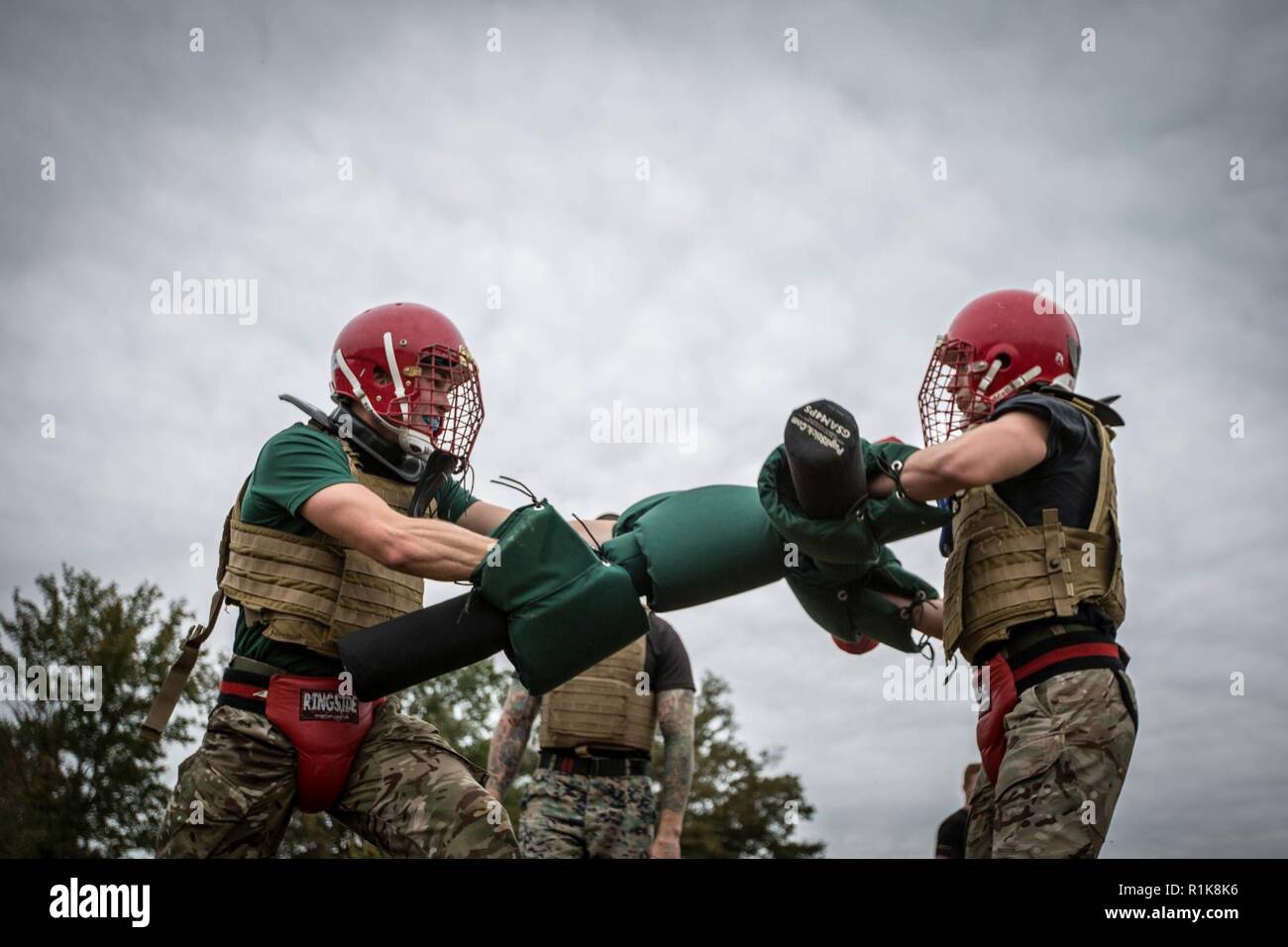 Royal Marines britanniques avec L Co, 42 Commando, participer à des combats au bâton pugilistique vous intéresse au centre d'excellence des arts martiaux (MACE), Quantico, en Virginie, Oct 5, 2018. Au cours de leur visite, les Royal Marines a également terminé un forage shamrock et sparing libre qui a été dirigé par l'instructeur en arts martiaux formateurs affectés à la masse. Banque D'Images