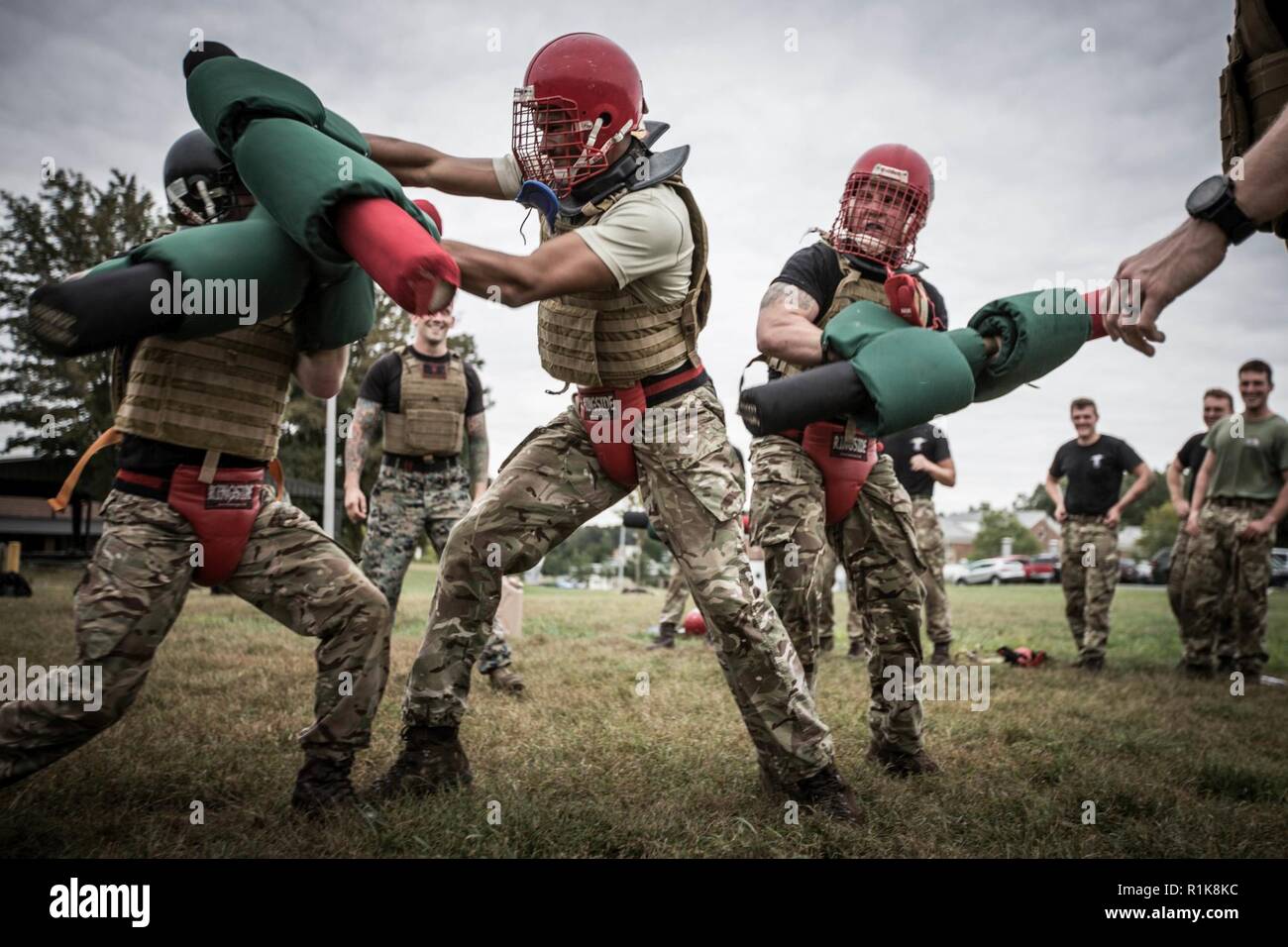 Royal Marines britanniques avec L Co, 42 Commando, participer à des combats au bâton pugilistique vous intéresse au centre d'excellence des arts martiaux (MACE), Quantico, en Virginie, Oct 5, 2018. Au cours de leur visite, les Royal Marines a également terminé un forage shamrock et sparing libre qui a été dirigé par l'instructeur en arts martiaux formateurs affectés à la masse. Banque D'Images