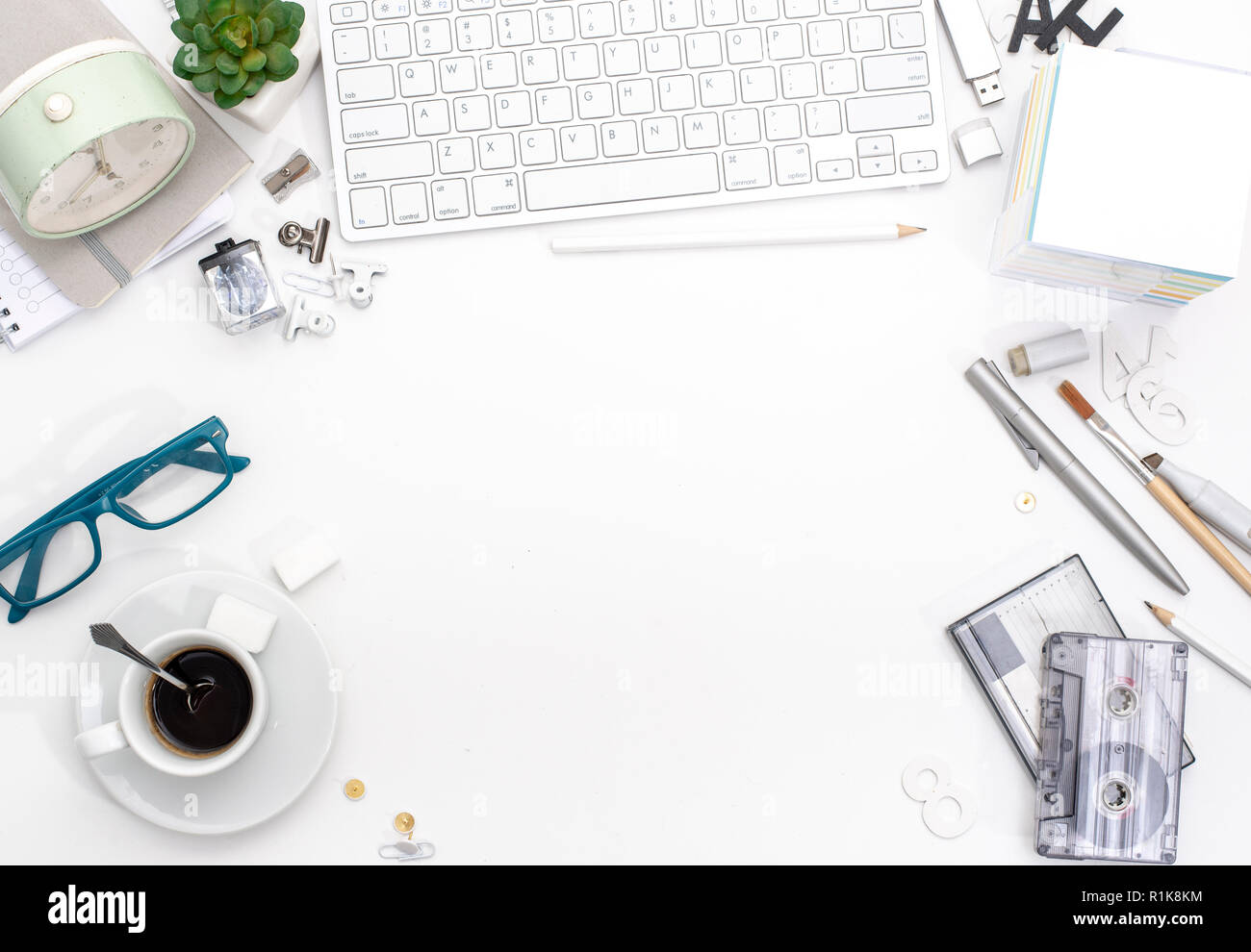Vue de dessus de bureau accueil rétro sur fond blanc. En-tête de héros Banque D'Images