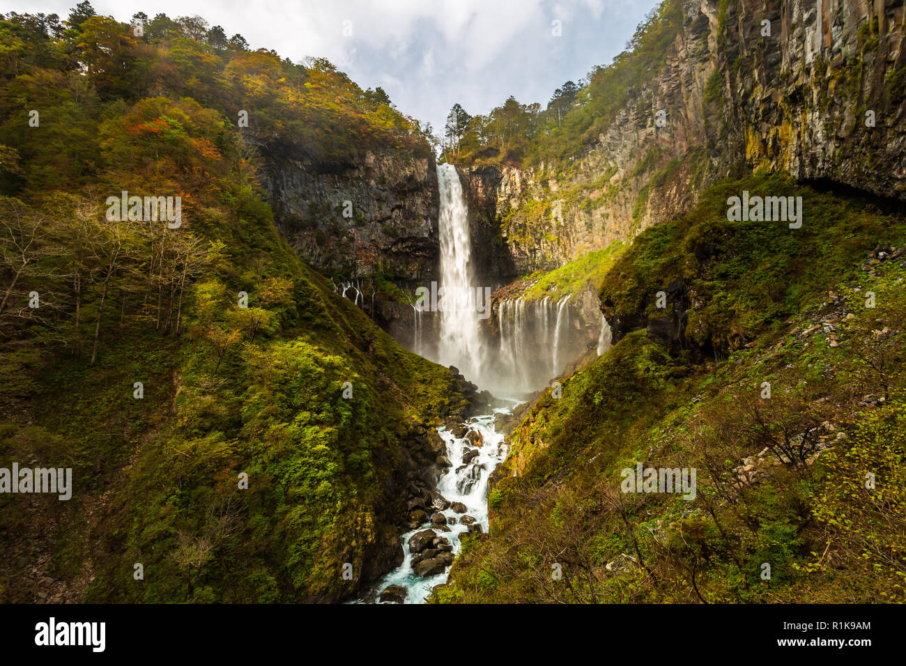 Chutes Kegon l'une des plus hautes cascades d'automne au Japon au Japon, le Parc National de Nikko. Banque D'Images