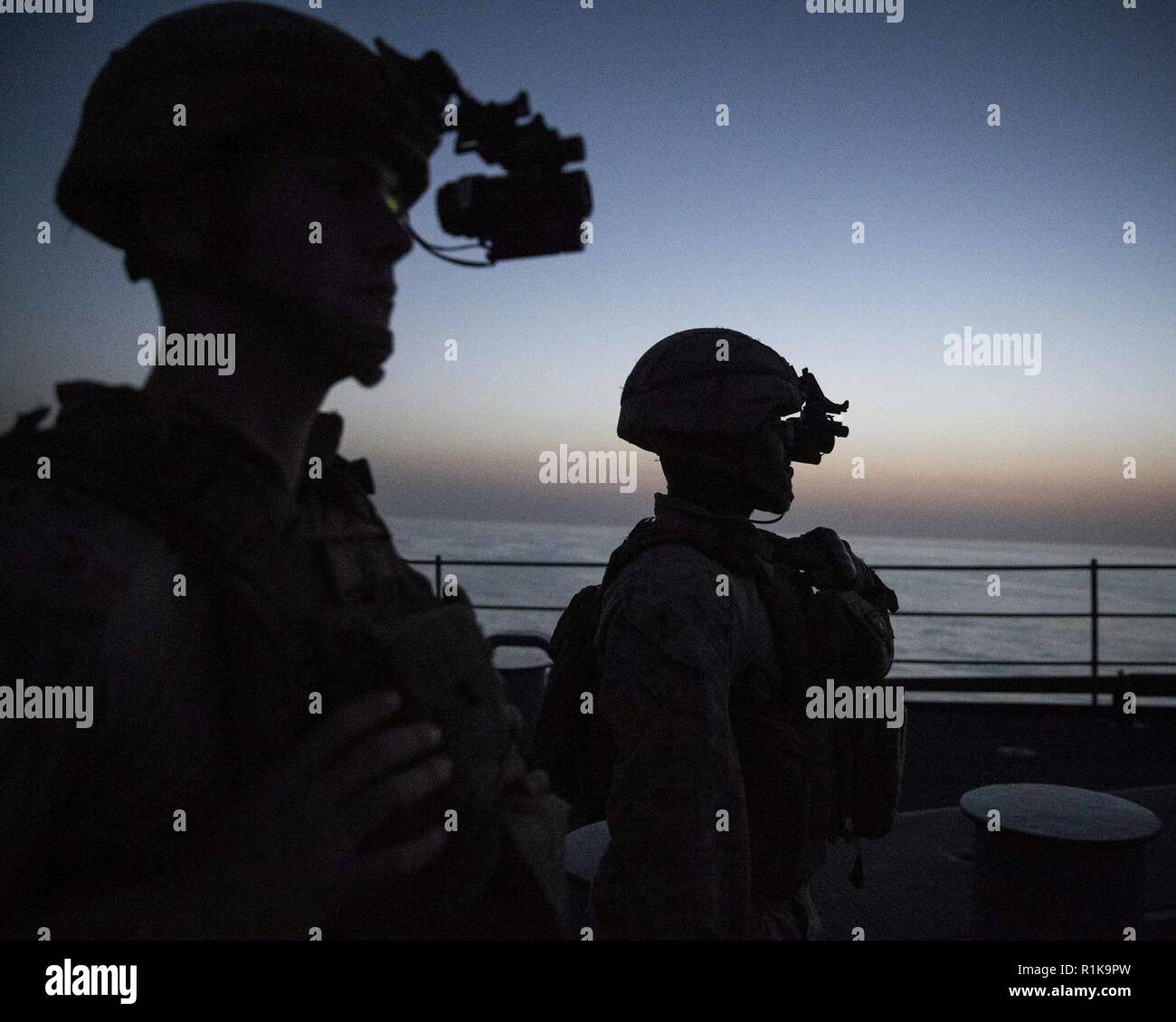 Détroit d'Ormuz (oct. 10,2018) - Marines des États-Unis avec l'Équipe de débarquement du bataillon 3/1, 13e Marine Expeditionary Unit (MEU), rester vigilant comme l'île de Whidbey-class landing ship dock USS Rushmore (LSD 47) effectue une routine transit par le détroit d'Ormuz. L'Essex est le navire amiral de la Essex Groupe amphibie et, avec l'entrepris 13e MEU, est déployé sur le 5e flotte américaine zone d'opérations à l'appui des opérations navales pour assurer la stabilité et la sécurité maritime dans la région Centrale, reliant la Méditerranée et le Pacifique à travers l'ouest de l'Océan indien et trois stratégies Banque D'Images