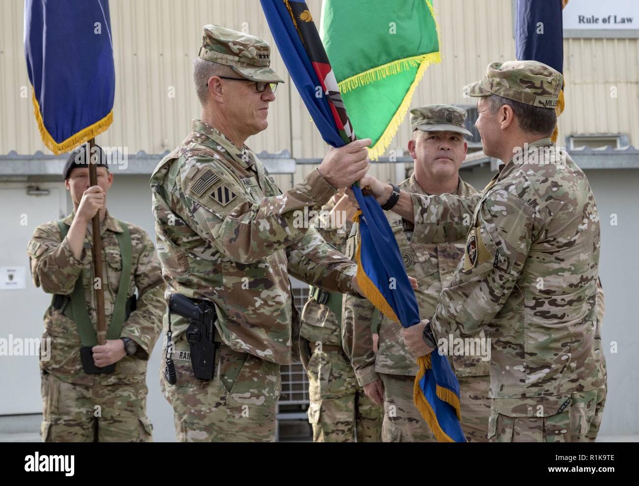 Le lieutenant général de l'armée américaine James Rainey reçoit le Combined Security Transition Command - Afghanistan guidon d'armée américaine le général Scott Miller, commandant de l'appui résolu. Rainey a pris le commandement de la CSTC-A au cours d'une cérémonie de passation de commandement aujourd'hui à Kaboul, Afghanistan. (Appui résolu Banque D'Images