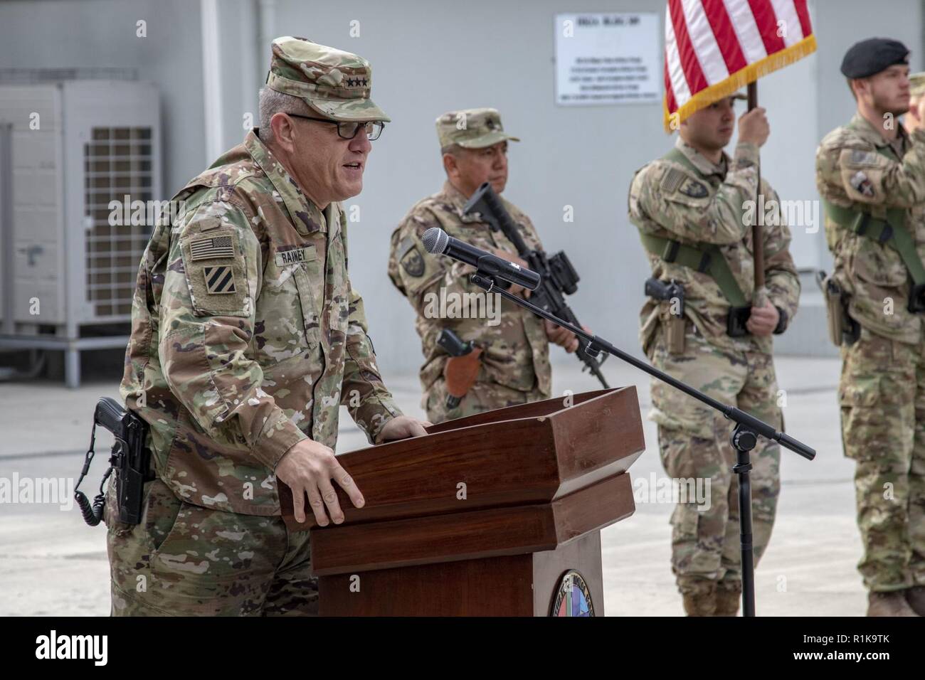 Le lieutenant général de l'armée américaine James Rainey, commandant, Commandement de la transition conjointe de la sécurité - Afghanistan prononce une allocution lors de la cérémonie de passation de commandement à Kaboul, Afghanistan. Rainey a pris le commandement de la CSTC-A au cours de la cérémonie. (Appui résolu Banque D'Images