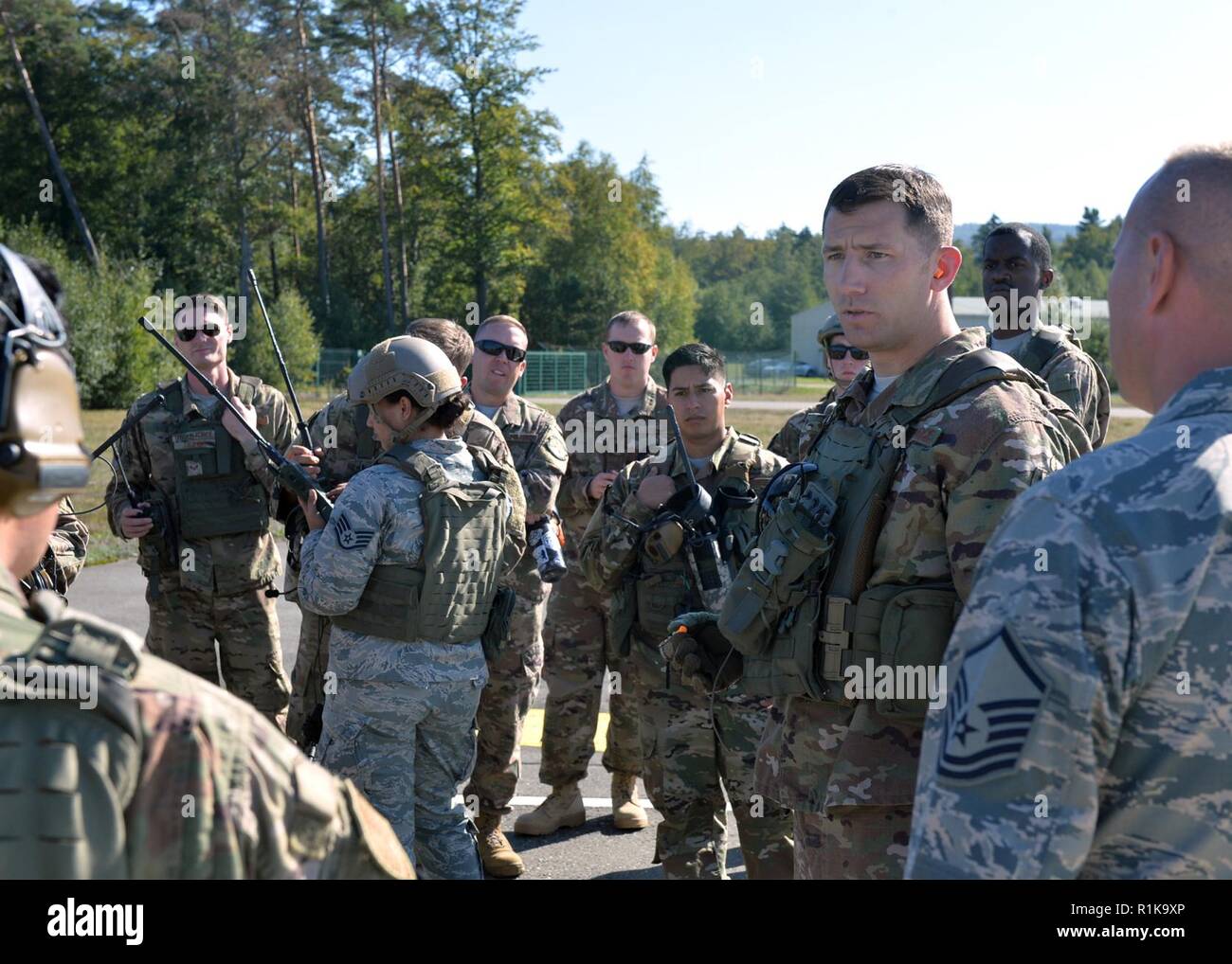 U.S. Air Force Tech. Le Sgt. Jayson Lyons, 435 e Escadron d'opérations de préparation, d'intervention et de formation, chef de vol, des mémoires d'aviateurs des opérations et de la sécurité de l'exercice pour Ace tempérées sur base aérienne de Ramstein, en Allemagne, le 4 octobre 2018. Au cours de l'exercice, d'aviateurs, effectué un "Hot Refuel" où l'aéronef est ravitaillé alors que les moteurs tournent à démontrer la capacité à prendre en charge les paquets de grève avec le moins de matériel et de personnel. Banque D'Images