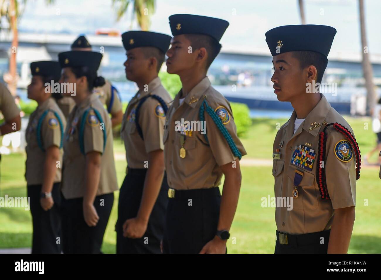 HONOLULU (oct. 12, 2018) les officiers subalternes de Réserve Marine Corps d'instruction des cadets de l'école secondaire James Campbell au garde à vous au cours de la 243e anniversaire de la marine tenue à la Pearl Harbor Centre d'accueil. Le thème de la 243e anniversaire de la Marine est "forgé par la mer.' Le thème représente le résultat d'aspirations de chaque voyage du marin en uniforme et transmet l'idée que chaque marin est façonné et renforcé dans une version plus capables d'eux-mêmes à travers le service de la Marine. Banque D'Images