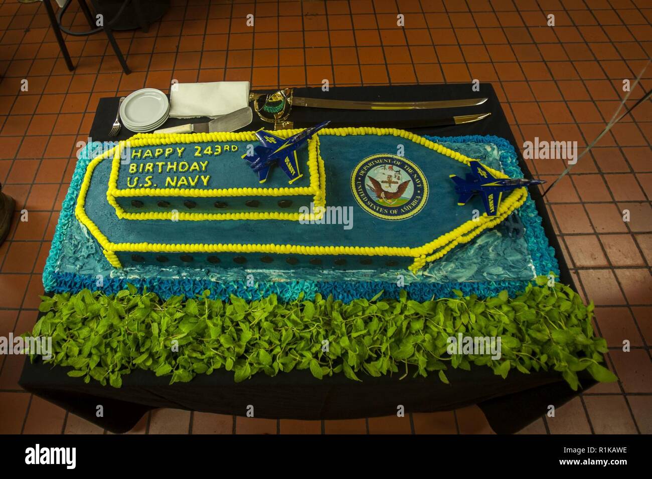 Un Gateau D Anniversaire S Affiche Pendant Le 243e Anniversaire De La Marine Americaine A Anderson Hall Marine Corps Base Hawaii Mcbh 12 Octobre 18 Matelot De La Marine Americaine Dalton Palk Un Specialiste