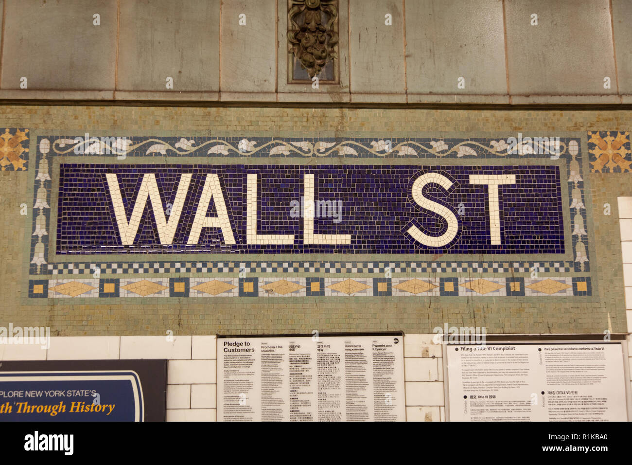 La station de métro Wall Street signe mosaïque, New York City, États-Unis d'Amérique. Banque D'Images