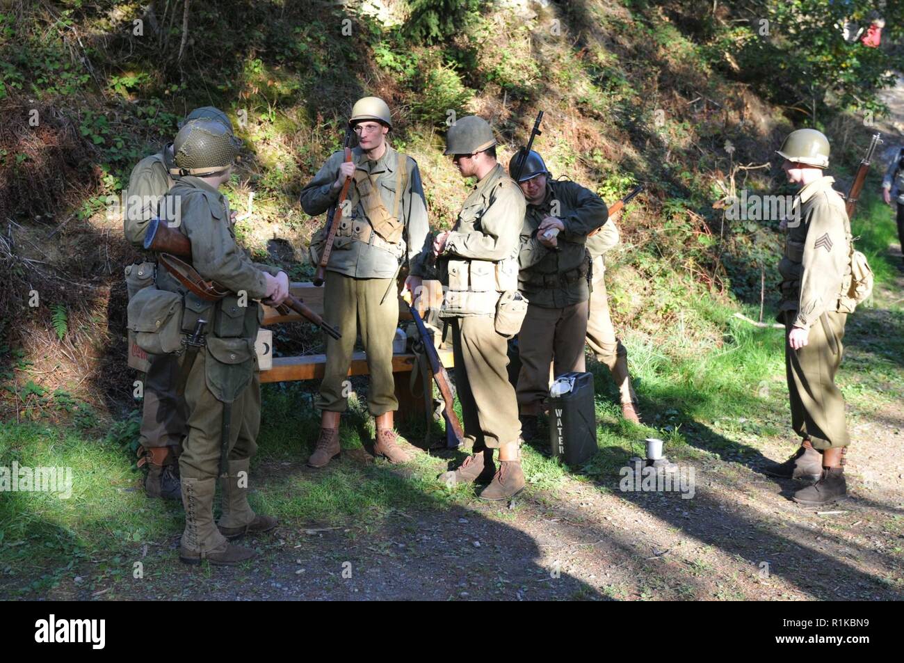 Les soldats de l'armée américaine et Bundeswehr déguisés en soldats de la DEUXIÈME GUERRE MONDIALE dans Hurtgenwald-Vossenack, Allemagne Octobre 13, 2018. Les soldats ont été reproduisant les événements historiques de la bataille de la forêt de Huertgen. Banque D'Images