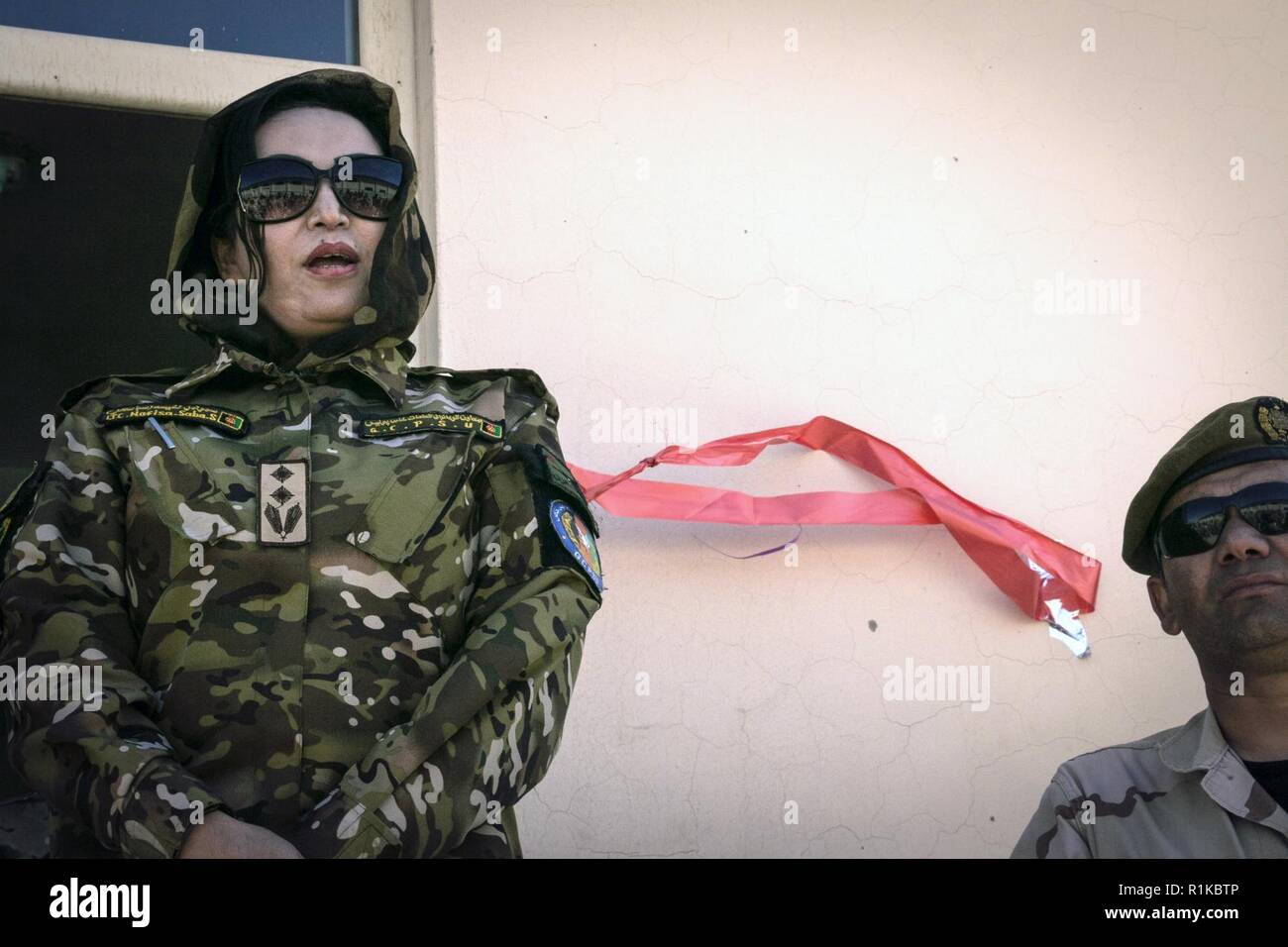 LOGAR, Afghanistan -- Commandement général de l'Unité spéciale de la police en matière d'Advisor, le Lieutenant-colonel Nafisa, prononce une allocution à l'occasion d'une cérémonie marquant l'inauguration d'un établissement pour femmes pour Commando Force 333 dans police, Logar, 9 octobre 2018. GCPSU a 30 femmes servant dans des unités spéciales dans tout l'Afghanistan et s'efforce activement de recruter plus. (NSOCC-A Banque D'Images