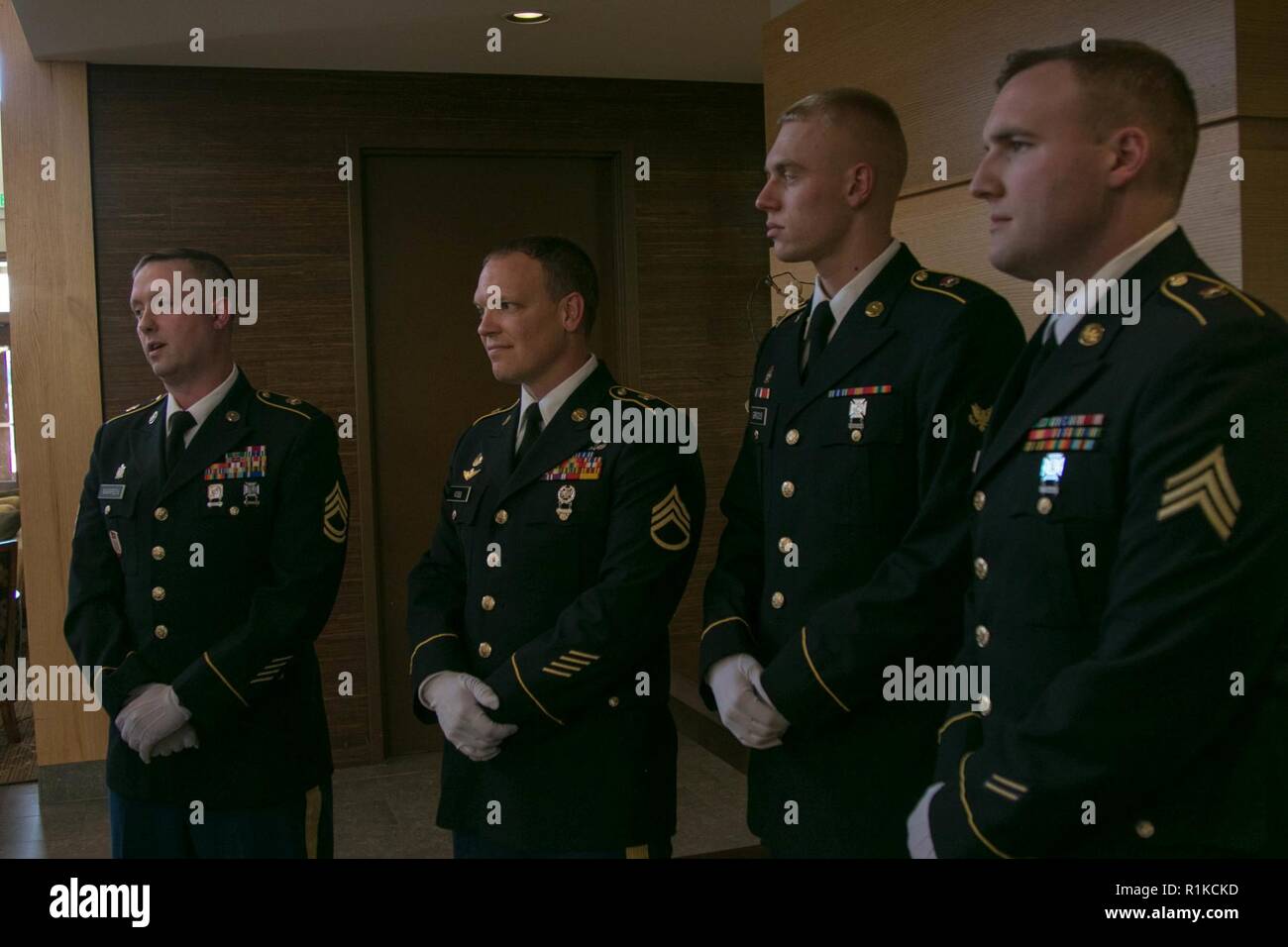 Le Sgt. 1re classe David Warren, le s.. Samuel Voss, SPC. Jared Gricius et le Sgt. Jordan Smith, tous avec la 96e Brigade de soutien, fournir des services de garde d'honneur lors d'une célébration de la vie, y compris un dépliage et pliage du drapeau, pour le Colonel (ret.) Penelope Cook en Holladay, Utah, le 13 octobre 2018. Banque D'Images