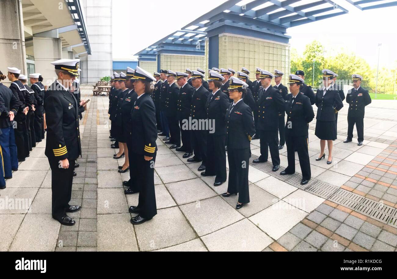 Le Capitaine Adam Armstrong, commandant Naval Medical Research Centre (NMRC), inspecte le personnel en service actif au cours d'une tenue de service à bord d'inspection uniforme bleu NMRC. Banque D'Images