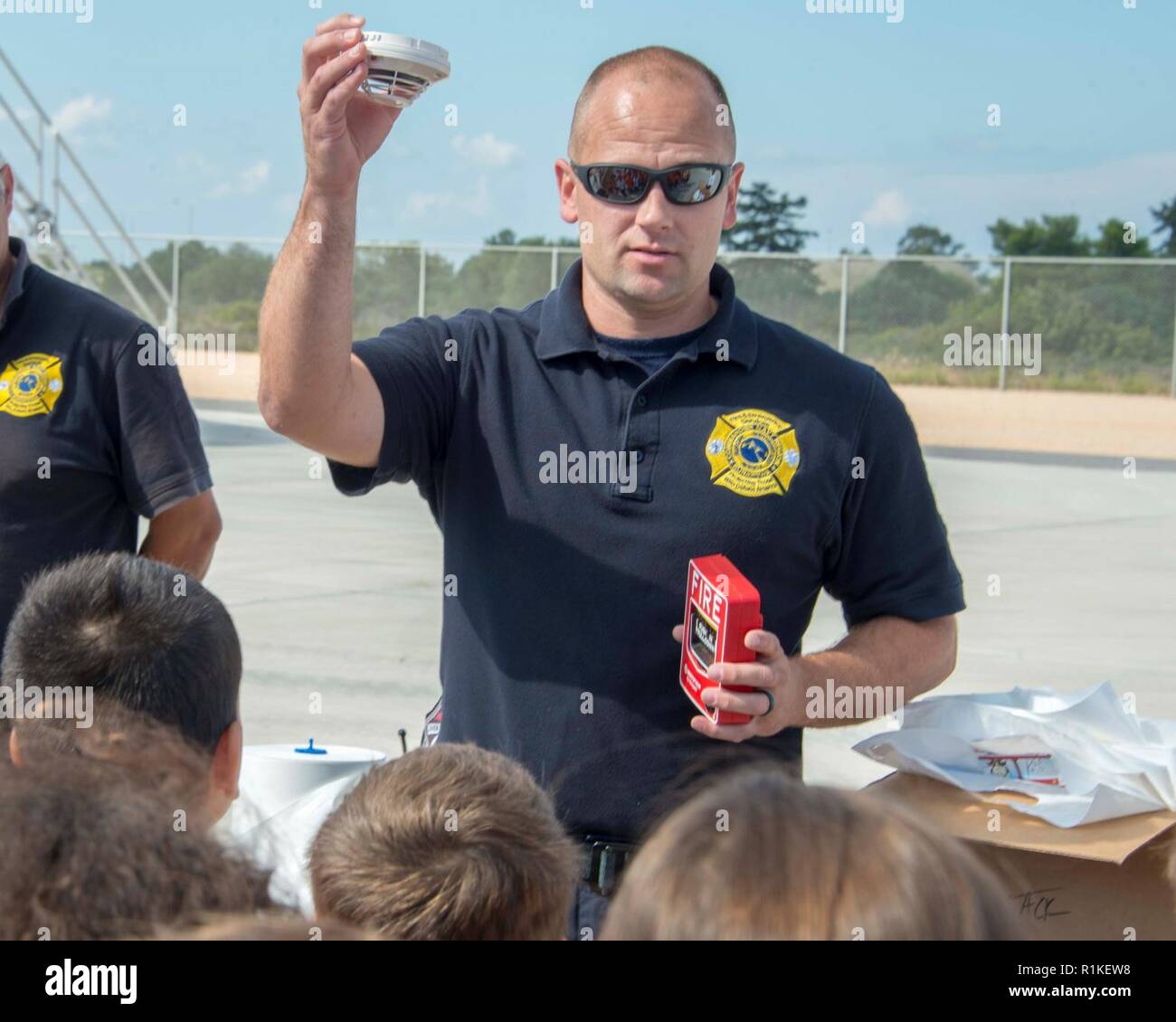 La base navale américaine de la baie de Souda, Grèce (oct. 9, 2018) Mike Fleming, un pompier affecté à la base navale américaine (NSA) Baie de Souda, Grèce, raconte les élèves de l'école privée Mavromataki sur l'importance des détecteurs de fumée au cours de la Semaine de la prévention des incendies à bord de l'installation le 9 octobre 2018. La NSA Souda Bay Fire & Emergency Services Department a fait équipe avec la National Fire Protection Association (NFPA) pour promouvoir cette année, la campagne de la Semaine de prévention des incendies, "l'aspect. Écouter. En savoir. Être au courant. Le feu peut se produire n'importe où, qui s'efforce de sensibiliser le public à l'ess mais de base Banque D'Images