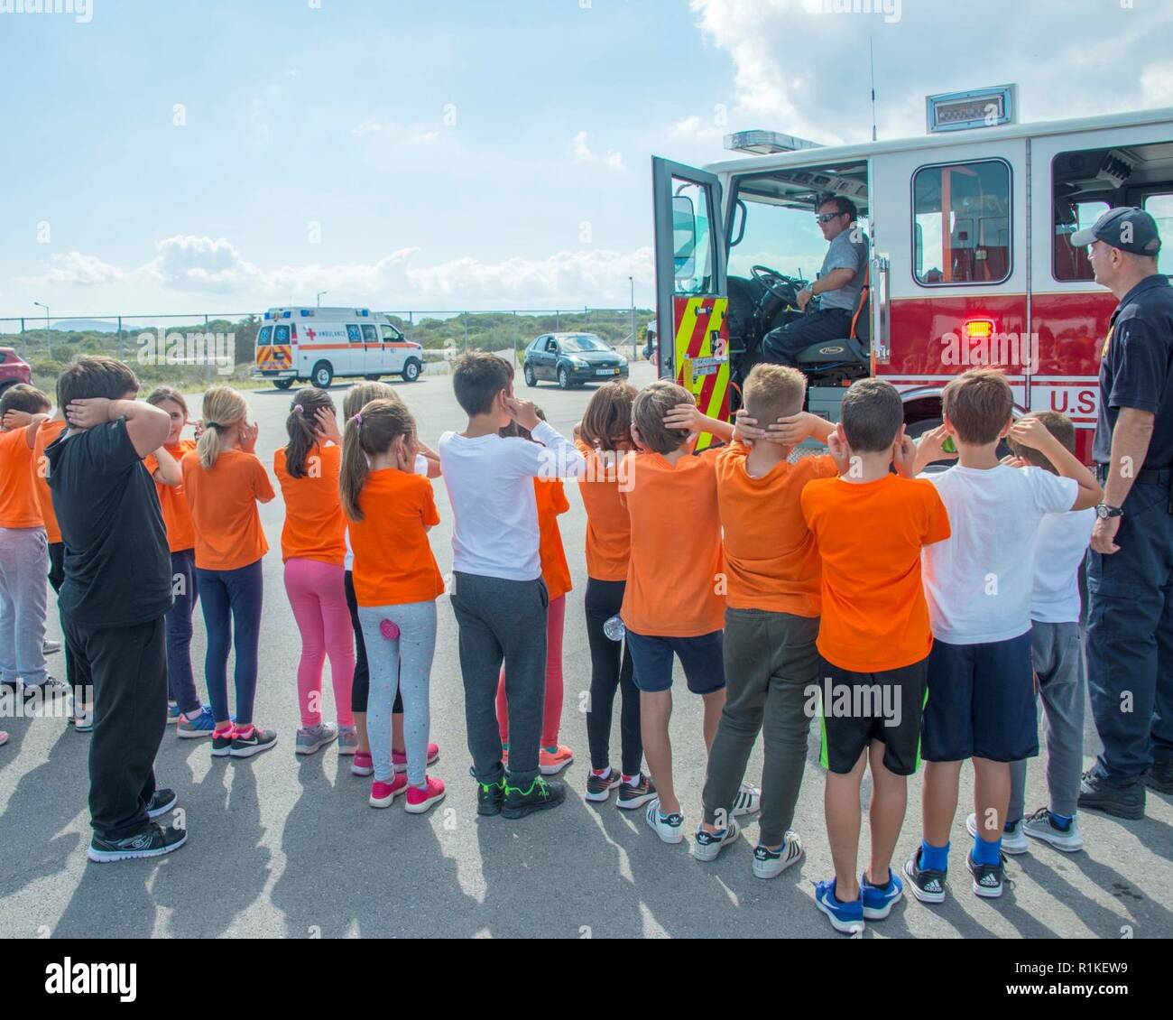La base navale américaine de la baie de Souda, Grèce (oct. 9, 2018) Les pompiers affectés à la base navale américaine (NSA) Baie de Souda, la Grèce, l'incendie et d'urgence, démontrer la sirène du camion des pompiers pour les élèves de l'école privée pendant la Theodoropoulos Semaine de prévention des incendies à bord de l'installation le 9 octobre 2018. La NSA Souda Bay Fire & Emergency Services Department a fait équipe avec la National Fire Protection Association (NFPA) pour promouvoir cette année, la campagne de la Semaine de prévention des incendies, "l'aspect. Écouter. En savoir. Être au courant. Le feu peut se produire n'importe où, qui s'efforce de sensibiliser le public à basic Banque D'Images