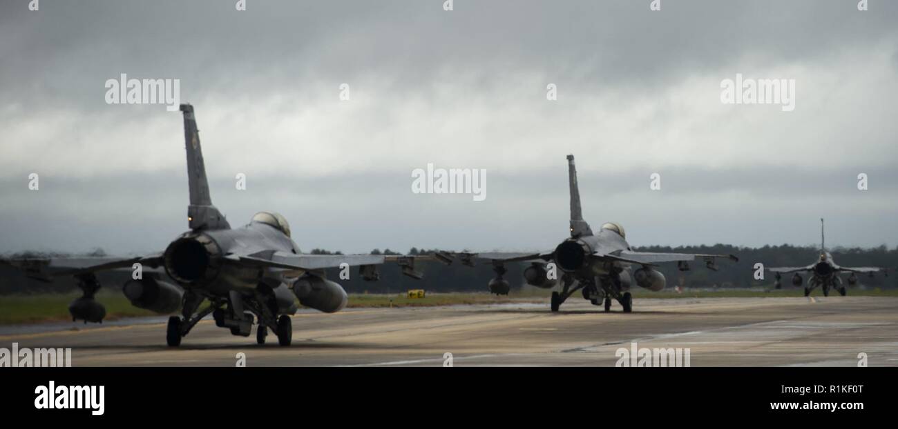 U.S. Air Force F-16CM Fighting Falcon affecté à la 55e Escadron de chasse (FS) taxi sur la piste à Shaw Air Force Base, S.C., 10 octobre 2018. La 55e FS engagée aux côtés de la 20e Escadron de maintenance des aéronefs, de l'Unité de maintenance d'aéronefs 55e et d'autres unités de soutien à l'appui de l'opération inhérents résoudre. Banque D'Images