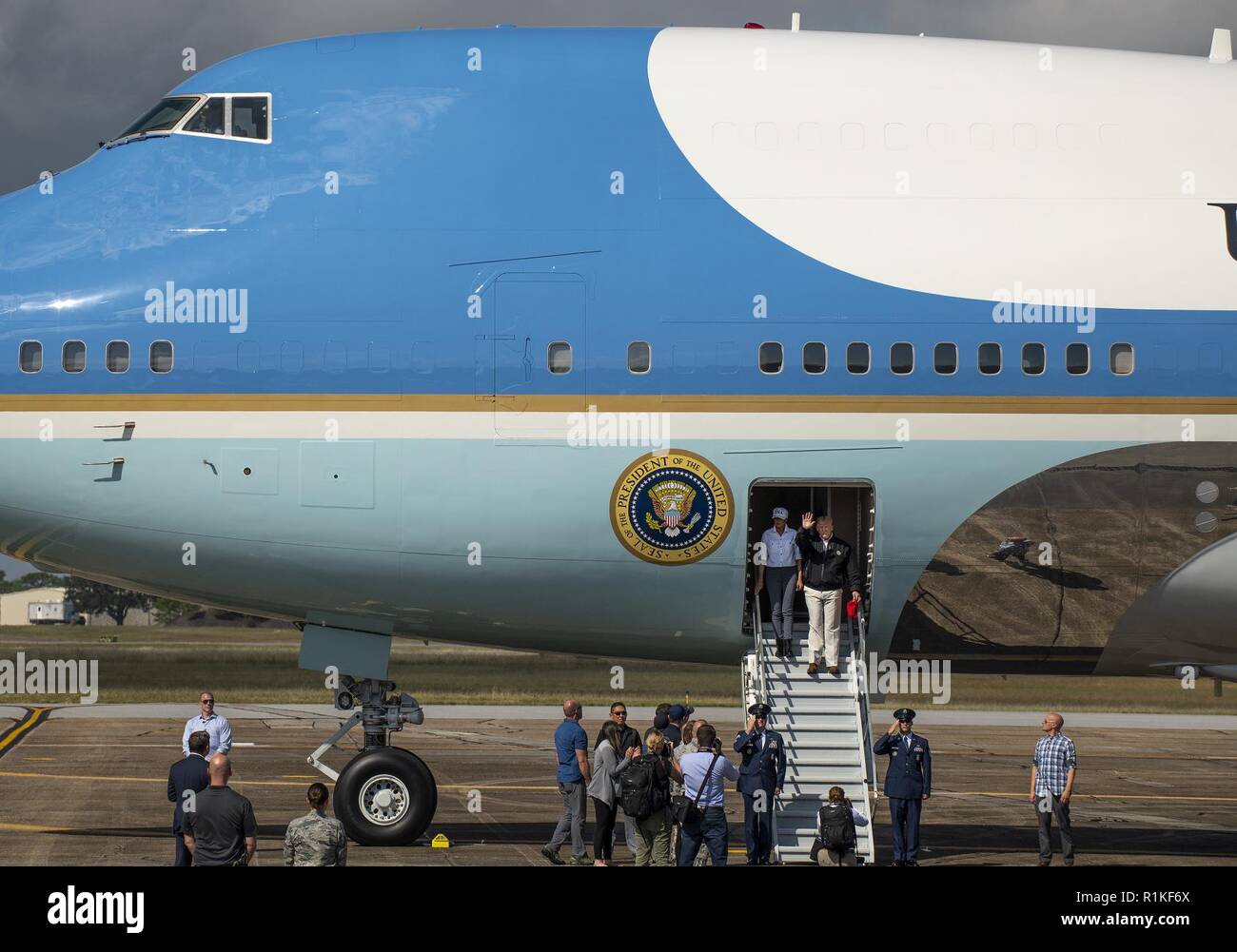 Le président Donald J. Trump vagues lorsqu'il quitte l'Air Force One à la base aérienne d'Eglin, en Floride, le 15 octobre. Trump est arrêté à Eglin sur son chemin vers la ville de Panama pour voir les ravages de l'ouragan Michael. Le Président a quitté l'Air Force One, s'est réuni avec la Floride et le leadership de base, ainsi que les médias avant de partir à l'est sur son hélicoptère. Banque D'Images