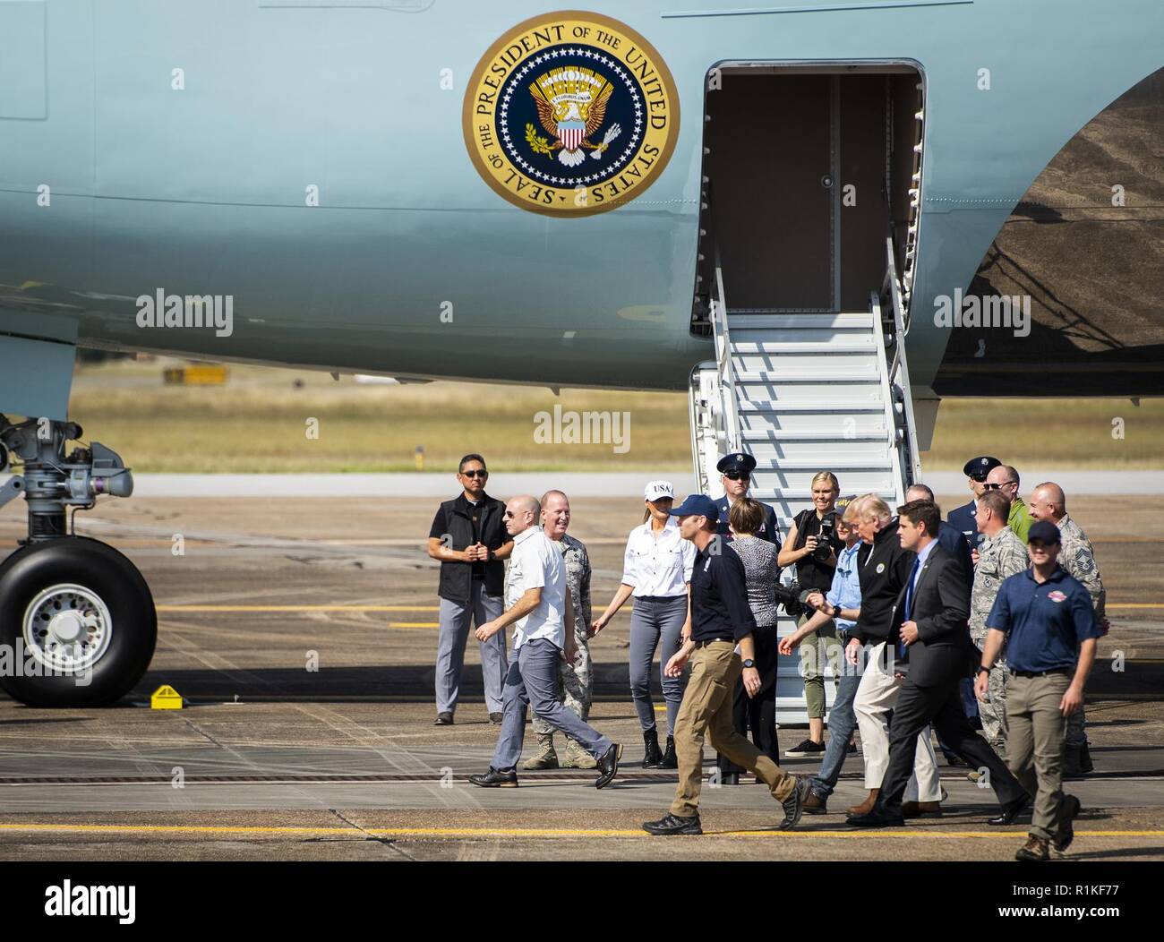 Le président Donald J. Trump promenades avec le leadership de la Floride vers son hélicoptère le 15 octobre sur la base aérienne d'Eglin, en Floride, Trump est arrêté à Eglin sur son chemin vers la ville de Panama pour voir les ravages de l'ouragan Michael. Le Président a quitté l'Air Force One, s'est réuni avec la Floride et le leadership de base, ainsi que les médias avant de partir à l'est sur son hélicoptère. Banque D'Images