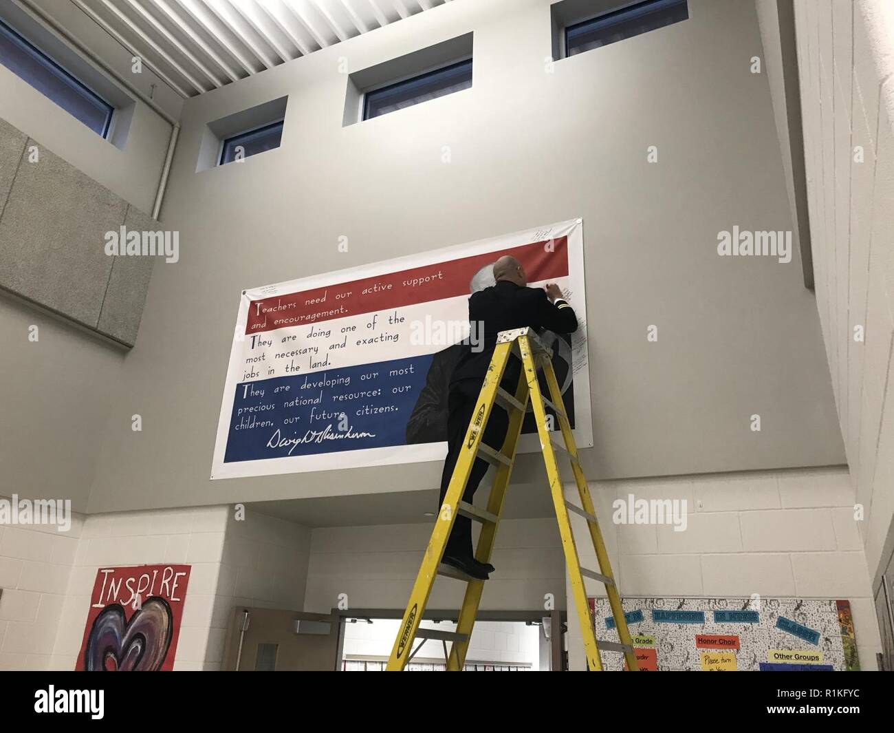 Abilene Kansas Oct 12 18 Le Lieutenant Blake Harpel Affectes A L Uss Dwight D Eisenhower Cvn 69 Signe Une Banniere Honorant Une Citation Du President Dwight D Eisenhower Qui Pend Sur Abilene Kansas Oct 12 18 Le Lieutenant Blake Harpel Affectes A L Uss Dwight D Eisenhower Cvn 69 Signe Une Banniere Honorant Une Citation Du President Dwight D Eisenhower Qui Pend Sur