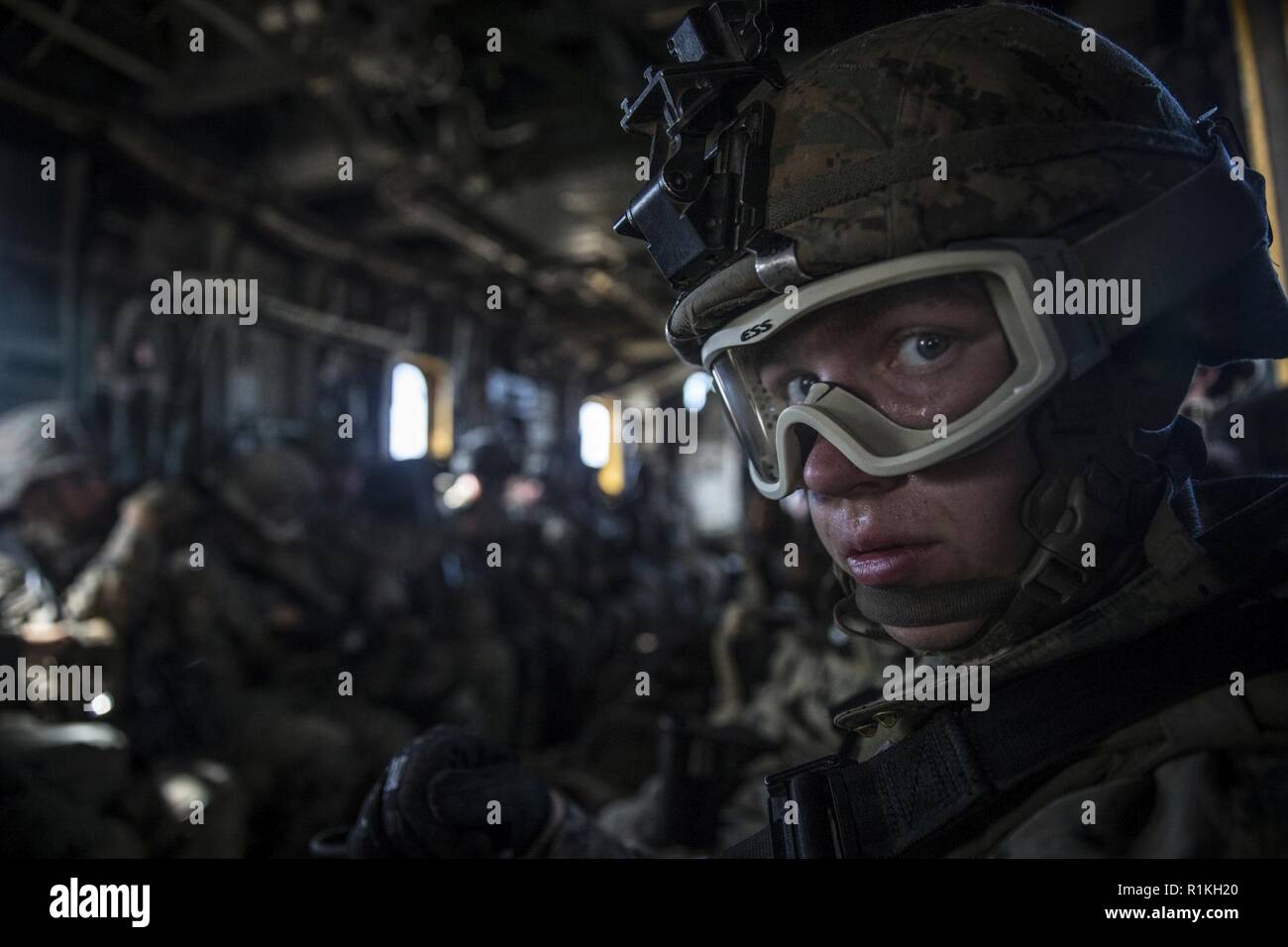 Lance le Cpl. Malikbyers Taylor, un assaut de l'infanterie de marine Compagnie Kilo, 3e Bataillon, 5e Régiment de Marines, balade en CH-53E Super Stallion avec Marine 465 Escadron d'hélicoptères lourds à un raid d'hélicoptère à Camp Pendleton, Californie, le 4 octobre 2018. L'Darkhorse Marines formés tout au long de la journée, améliorer leur capacité à effectuer un raid sur un composé de l'ennemi. Banque D'Images