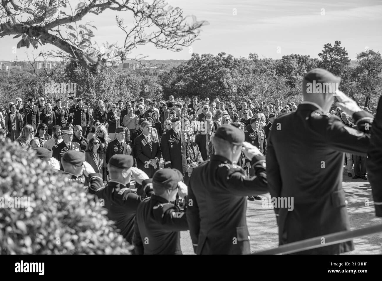 La 1st Special Forces Command (Airborne) est titulaire d'une gerbe à la tombe du Président John F. Kennedy à l'article 45 du Cimetière National d'Arlington, Arlington, Virginie, le 17 octobre 2018. La cérémonie est organisée chaque année pour commémorer les contributions du Président Kennedy à l'US Army Special Forces, y compris l'autorisation de la "Green Beret" comme le couvre-chef officiel de l'armée américaine pour toutes les forces spéciales et son appui inconditionnel au régiment. Banque D'Images