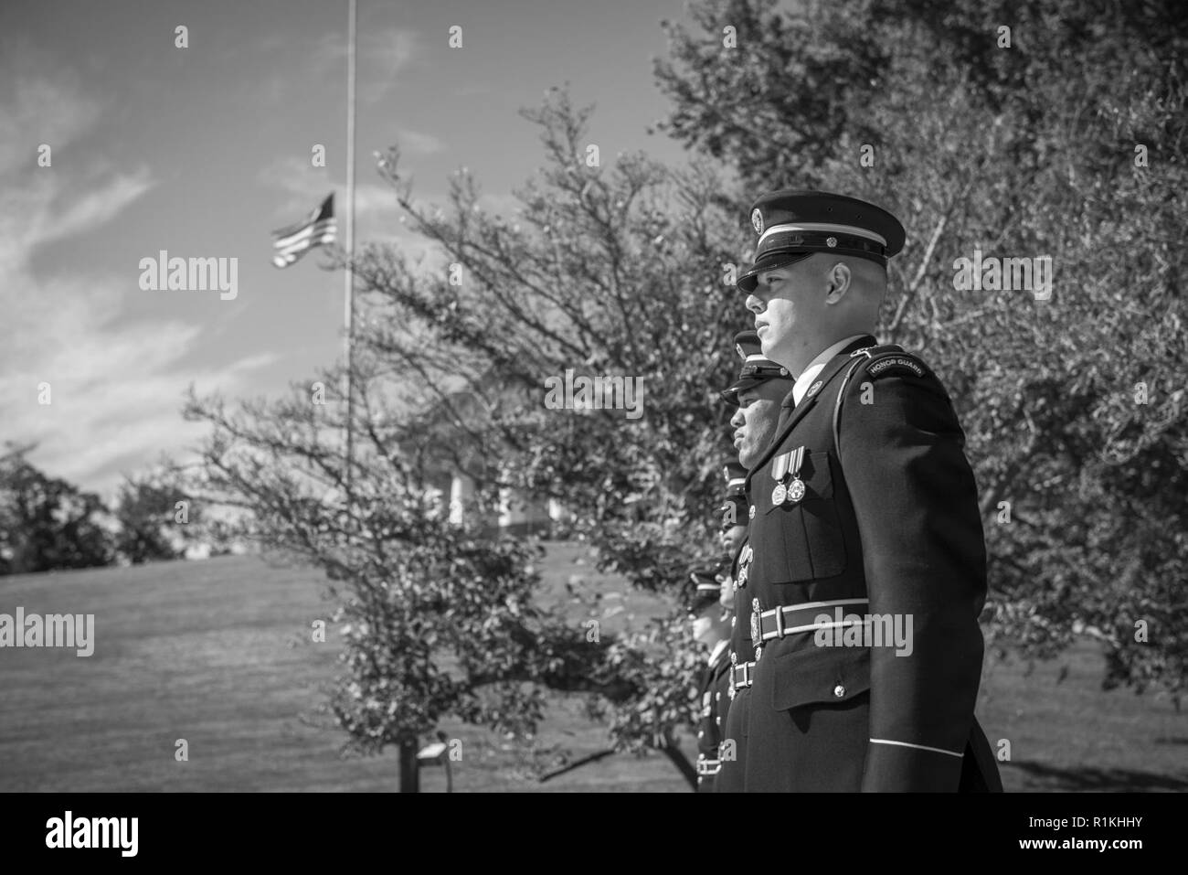La 1st Special Forces Command (Airborne) est titulaire d'une gerbe à la tombe du Président John F. Kennedy à l'article 45 du Cimetière National d'Arlington, Arlington, Virginie, le 17 octobre 2018. La cérémonie est organisée chaque année pour commémorer les contributions du Président Kennedy à l'US Army Special Forces, y compris l'autorisation de la "Green Beret" comme le couvre-chef officiel de l'armée américaine pour toutes les forces spéciales et son appui inconditionnel au régiment. Banque D'Images
