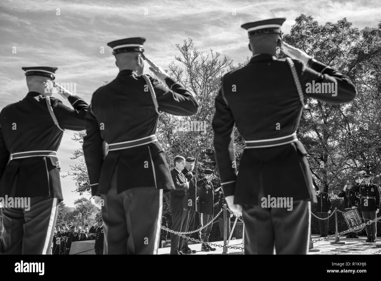 La 1st Special Forces Command (Airborne) est titulaire d'une gerbe à la tombe du Président John F. Kennedy à l'article 45 du Cimetière National d'Arlington, Arlington, Virginie, le 17 octobre 2018. La cérémonie est organisée chaque année pour commémorer les contributions du Président Kennedy à l'US Army Special Forces, y compris l'autorisation de la "Green Beret" comme le couvre-chef officiel de l'armée américaine pour toutes les forces spéciales et son appui inconditionnel au régiment. Banque D'Images