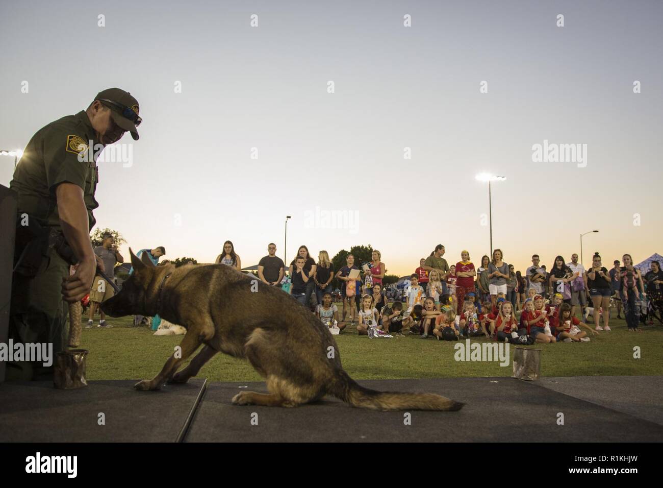 Les Marines américains, les marins, et les familles assister à la Pattes violet pour une cause qui a eu lieu à Meyers Park sur Marine Corps Air Station Yuma (Arizona), 5 octobre 2018. Les Pattes violet pour une cause a eu lieu par le programme de défense de la famille afin de faire prendre conscience de la violence familiale et la violence envers les animaux. Banque D'Images