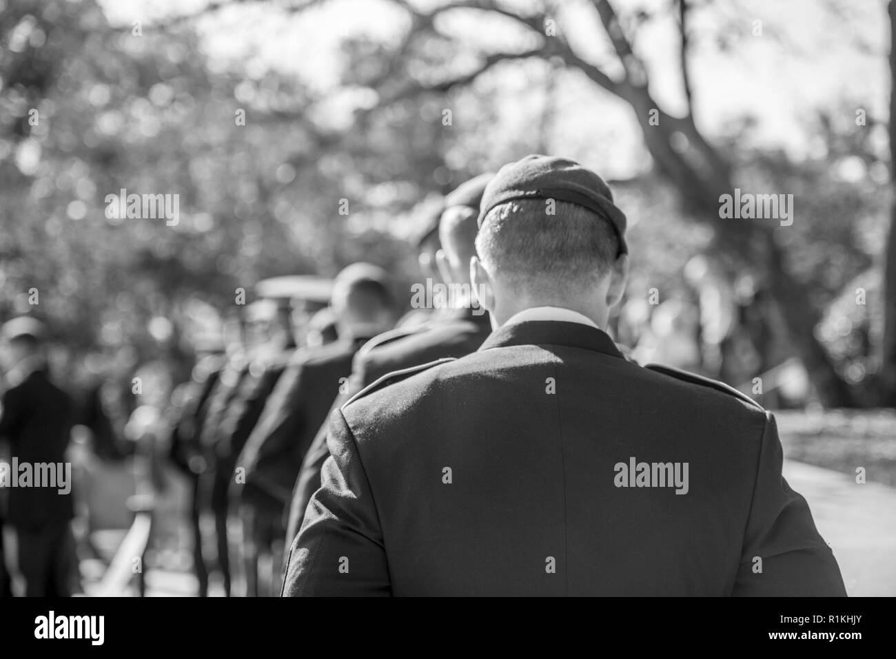 La 1st Special Forces Command (Airborne) est titulaire d'une gerbe à la tombe du Président John F. Kennedy à l'article 45 du Cimetière National d'Arlington, Arlington, Virginie, le 17 octobre 2018. La cérémonie est organisée chaque année pour commémorer les contributions du Président Kennedy à l'US Army Special Forces, y compris l'autorisation de la "Green Beret" comme le couvre-chef officiel de l'armée américaine pour toutes les forces spéciales et son appui inconditionnel au régiment. Banque D'Images