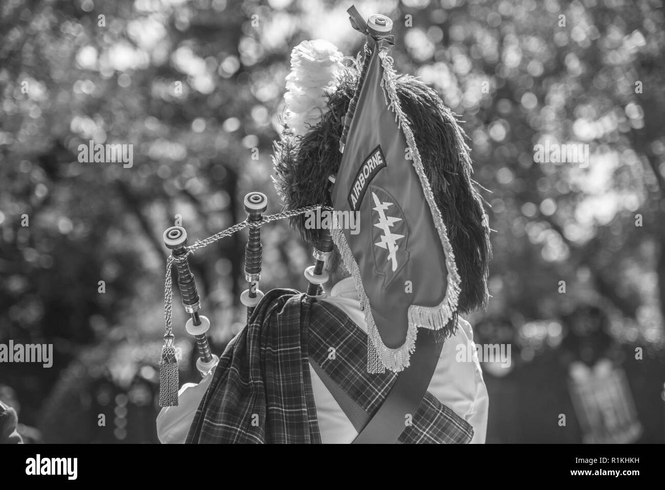 La 1st Special Forces Command (Airborne) est titulaire d'une gerbe à la tombe du Président John F. Kennedy à l'article 45 du Cimetière National d'Arlington, Arlington, Virginie, le 17 octobre 2018. La cérémonie est organisée chaque année pour commémorer les contributions du Président Kennedy à l'US Army Special Forces, y compris l'autorisation de la "Green Beret" comme le couvre-chef officiel de l'armée américaine pour toutes les forces spéciales et son appui inconditionnel au régiment. Banque D'Images