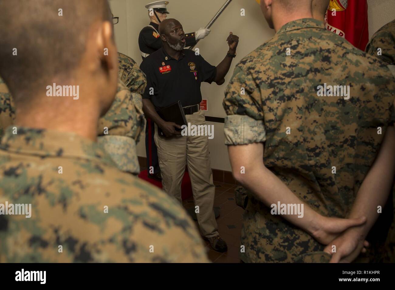 Arthur Allen III, musée docent, vétéran du Corps des Marines, enseigne de nouvelles Marines de la Compagnie Golf du 2e Bataillon, de recrutement et de formation sur l'histoire de la Marine Corps pendant leur visite à la Marine Corps Recruter Depot Commande San Diego Museum, le 17 octobre. Les guides du musée sont des bénévoles qui enseignent aux visiteurs du musée de l'histoire du Corps des Marines. Chaque année, plus de 17 000 hommes recrutés dans la région de recrutement de l'Ouest sont formés à MCRD San Diego. Golf Company est prévue d'obtenir leur diplôme le 26 octobre. Banque D'Images